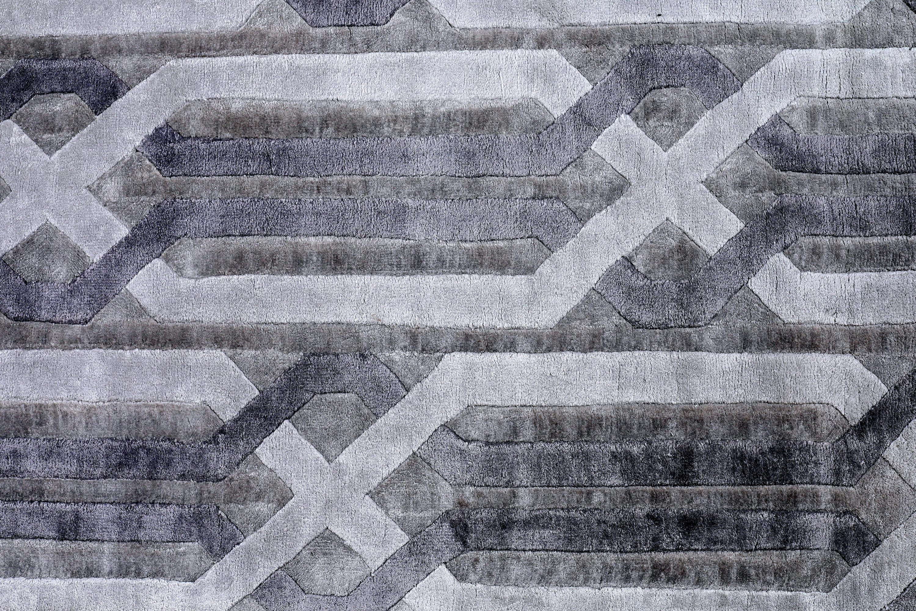 ARCHER Hand Knotted Modern Geometric Silk Rug in Grey Colour By Hands In New Condition For Sale In New Delhi, IN