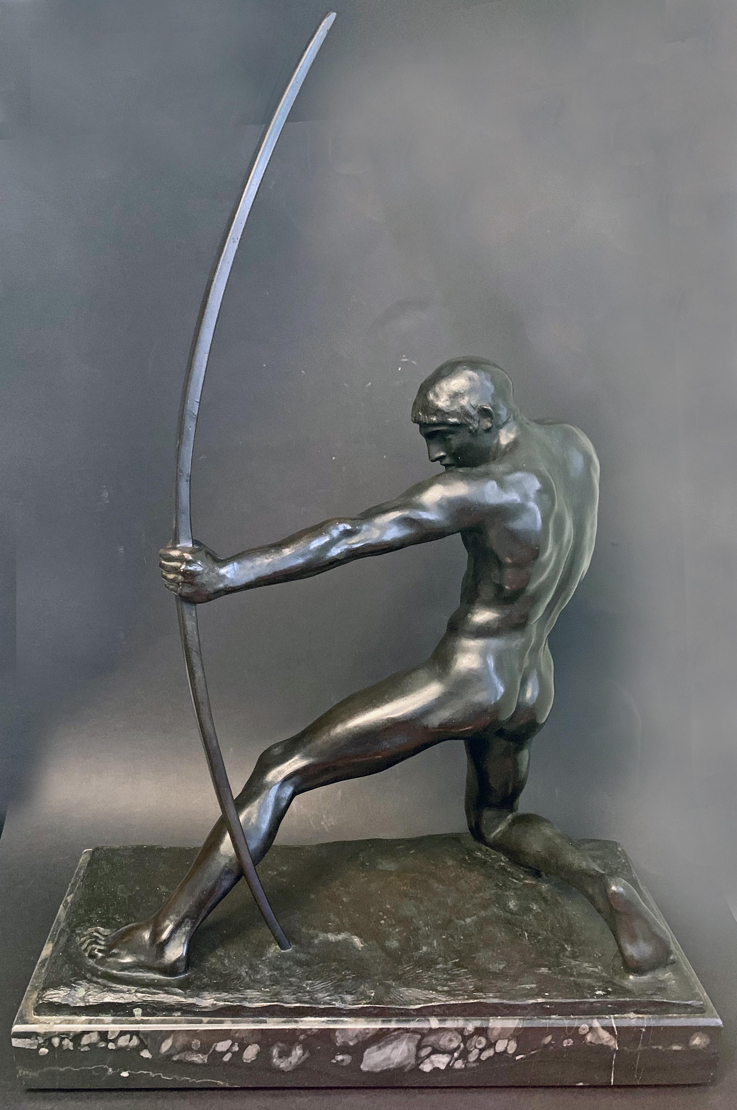Diese große, äußerst seltene und sehr sinnliche Bronzeskulptur im Art déco-Stil zeigt einen männlichen Akt, der auf dem rechten Bein kniet und sich mit der Linken abstützt, während er seinen Bogen spannt, um seinen Pfeil abzuschießen. Der Künstler