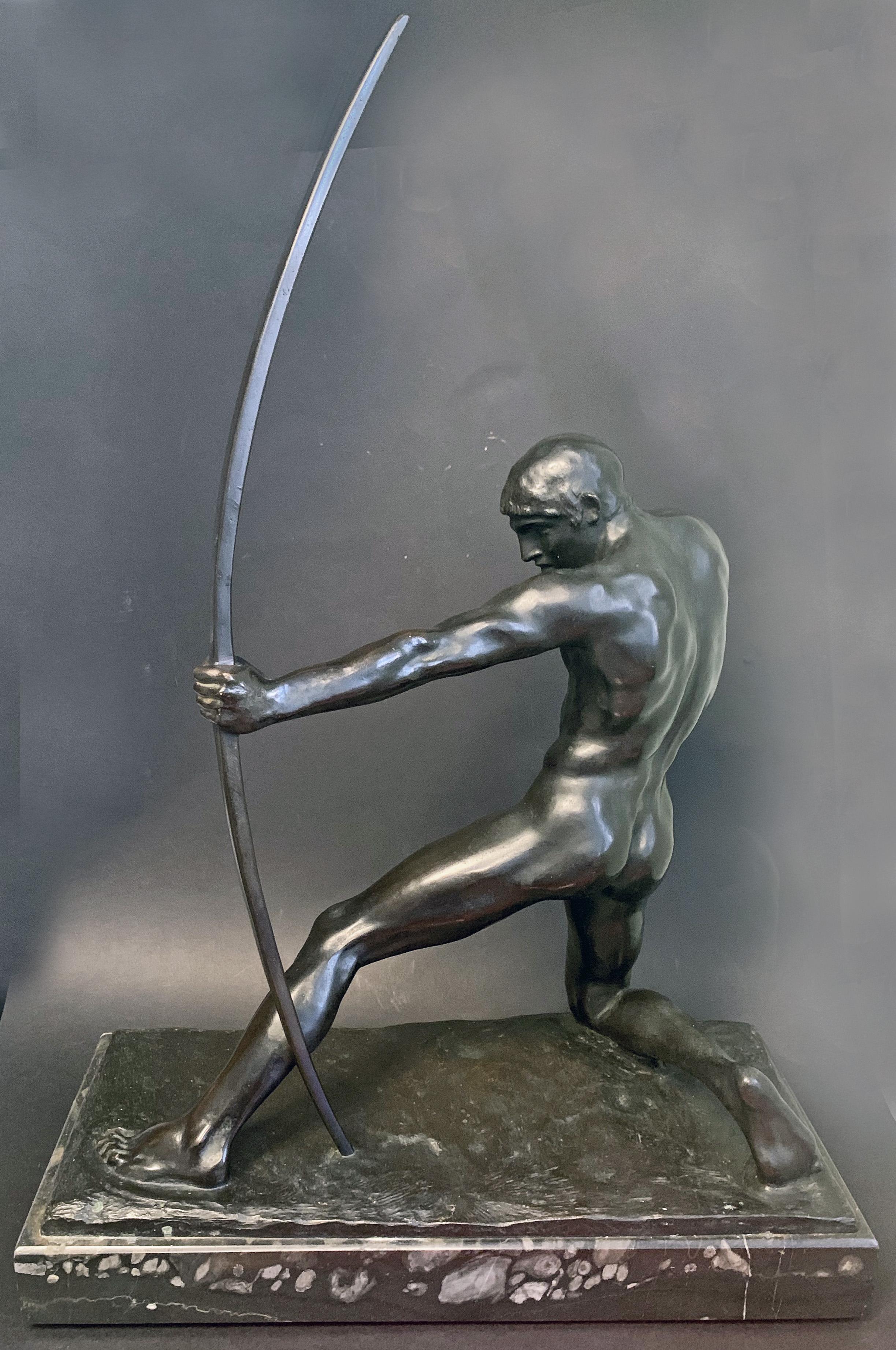Grande, extremadamente rara y muy sensual, esta escultura Art Decó de bronce muestra a una figura masculina desnuda, arrodillada sobre su pierna derecha y apoyándose en la izquierda, arqueando el arco en disposición de lanzar su flecha. El artista