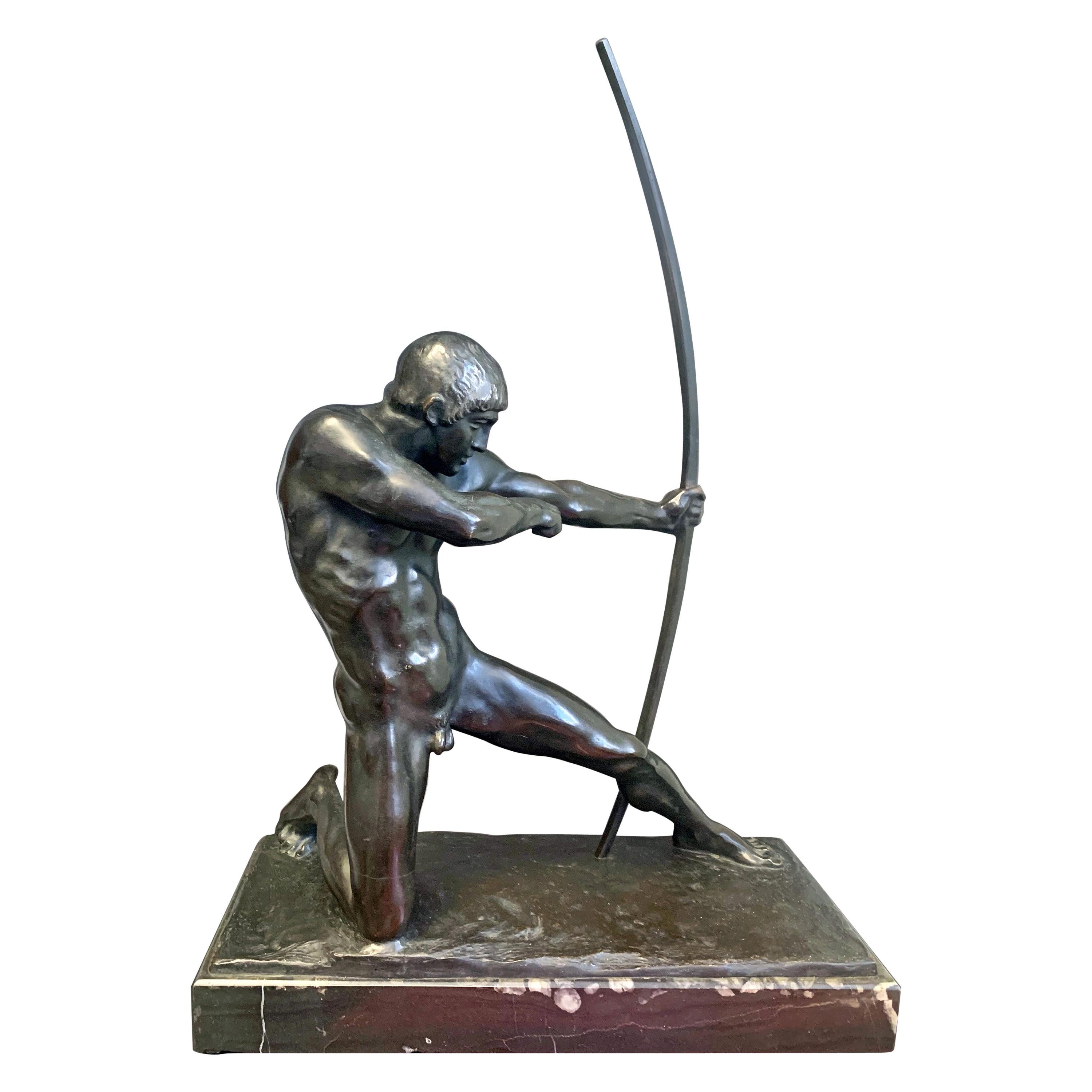 Seltene, sinnliche Art-Déco-Bronzeskulptur „Archer“ mit männlichem Akt von Gemignani im Angebot