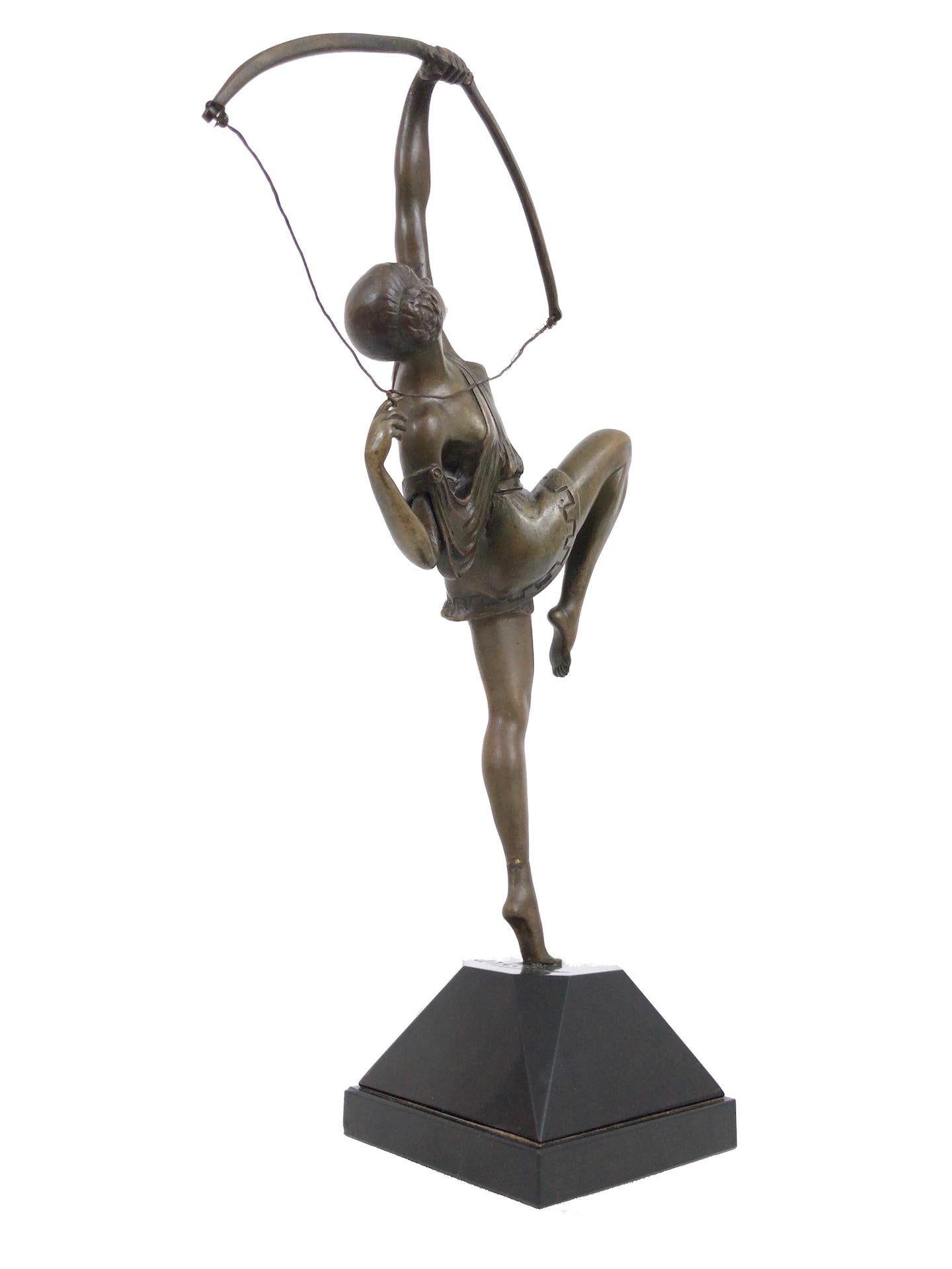 Archer sculpture in bronze
Lady with bow 
original Art Deco, France 1930s 

Very well known sculpture from 