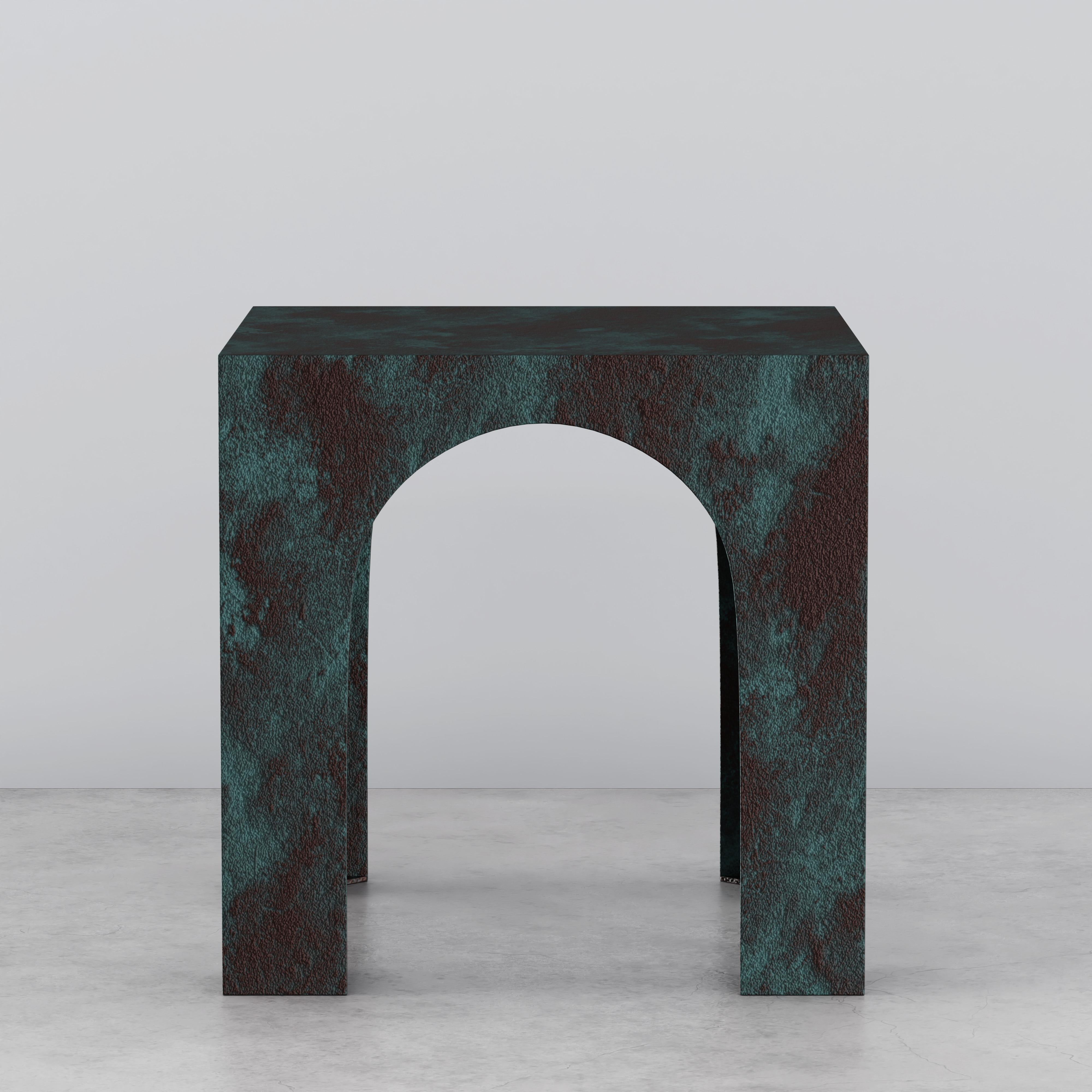 La table d'appoint Archer allie l'élégance architecturale à un savoir-faire artisanal. S'inspirant des formes géométriques classiques, cette table d'appoint distinctive ajoute une sophistication raffinée à tout espace de vie. Ses proportions