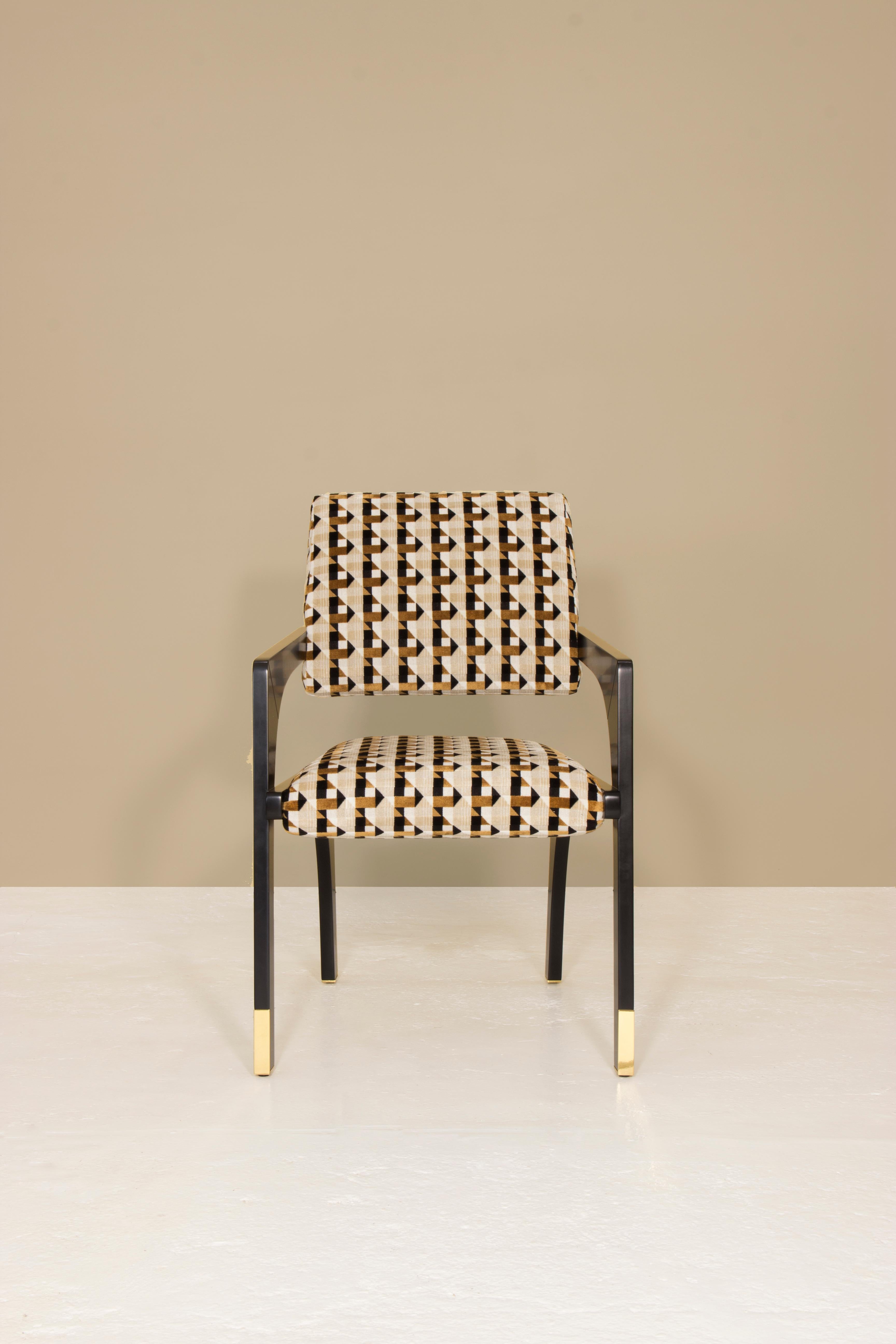 Meilleure conception de chaise aux International Design & Architecture Awards 2021
Mention honorable aux European Product Design Awards 2021

La chaise de salle à manger Arches est conçue à l'image de l'échelle architecturale qui suggère une
