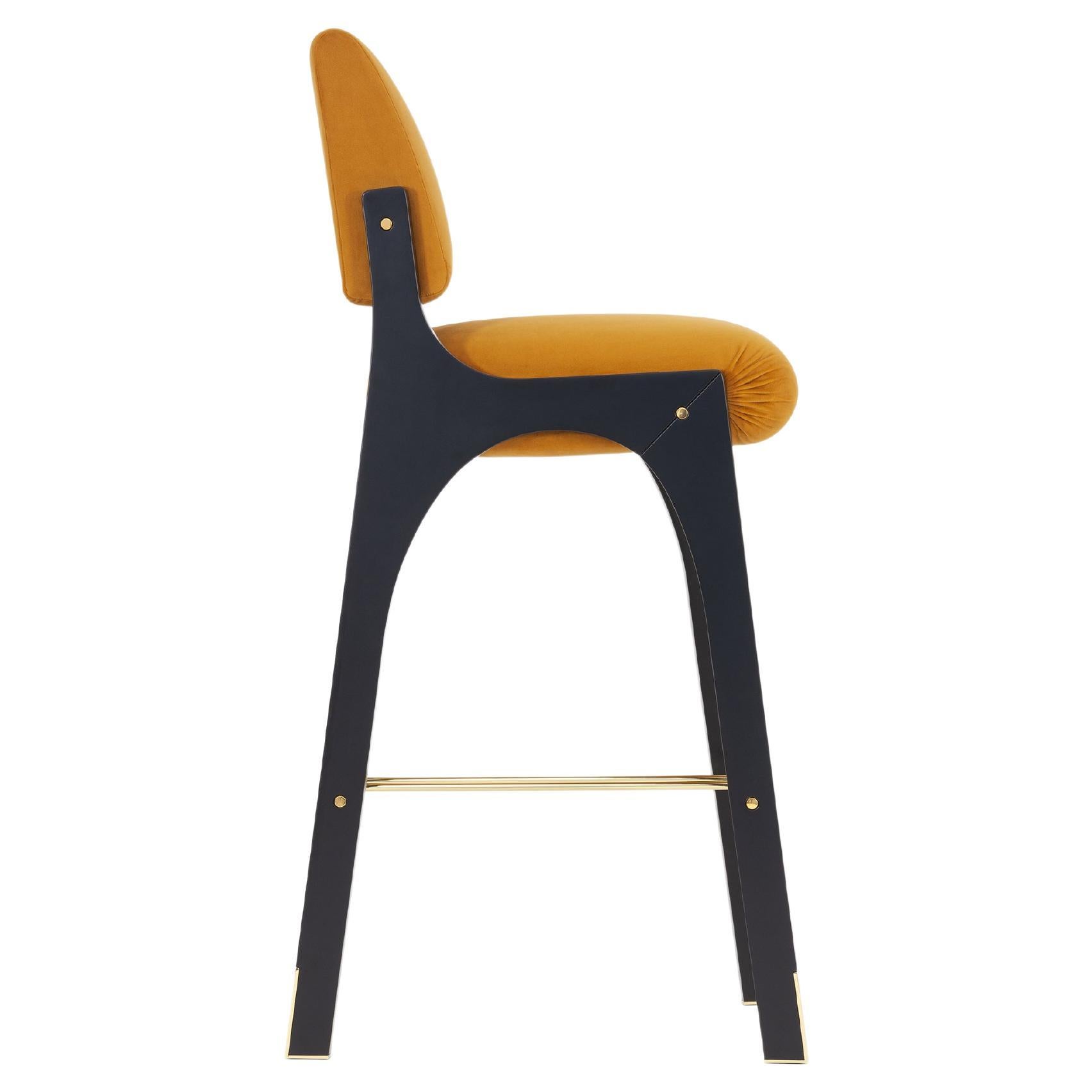 Tabouret de comptoir Arches II, velours et laiton, InsidherLand de Joana Santos Barbosa