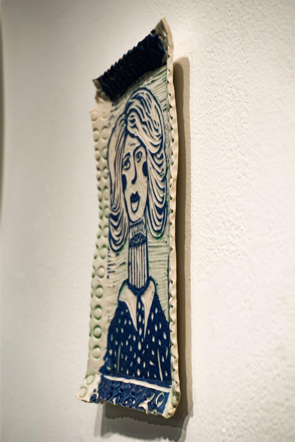 Montagne d'une femme, 2019 par Alex Hodge
Porcelaine sculptée
8.5 H in x 3.5 W in x 0.5 D in
Unique en son genre

Ses assiettes poétiques en porcelaine examinent et réimaginent l'histoire de l'art d'une manière qui valorise les femmes, non seulement