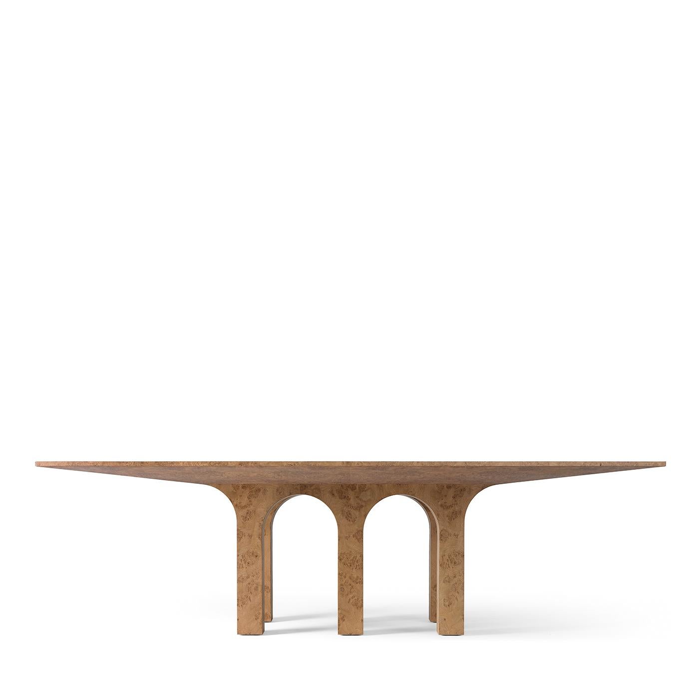 Voici Archi, une table de salle à manger fabriquée à partir de loupe de chêne et de chêne massif, soutenue par six pieds gracieusement arqués. La table est enrichie d'incrustations en ébène noir qui ajoutent une touche de sophistication avec leurs