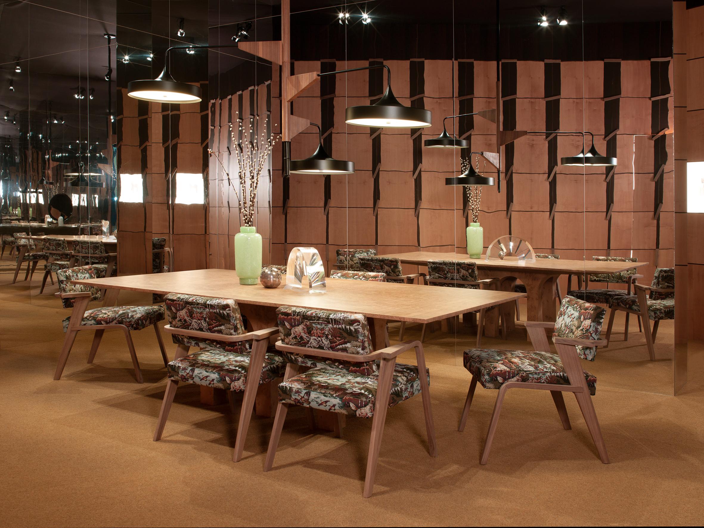 XXIe siècle et contemporain Table de salle à manger ARCHI en ronce de chêne et incrustations d'ébène - pieds en forme d'arc en vente