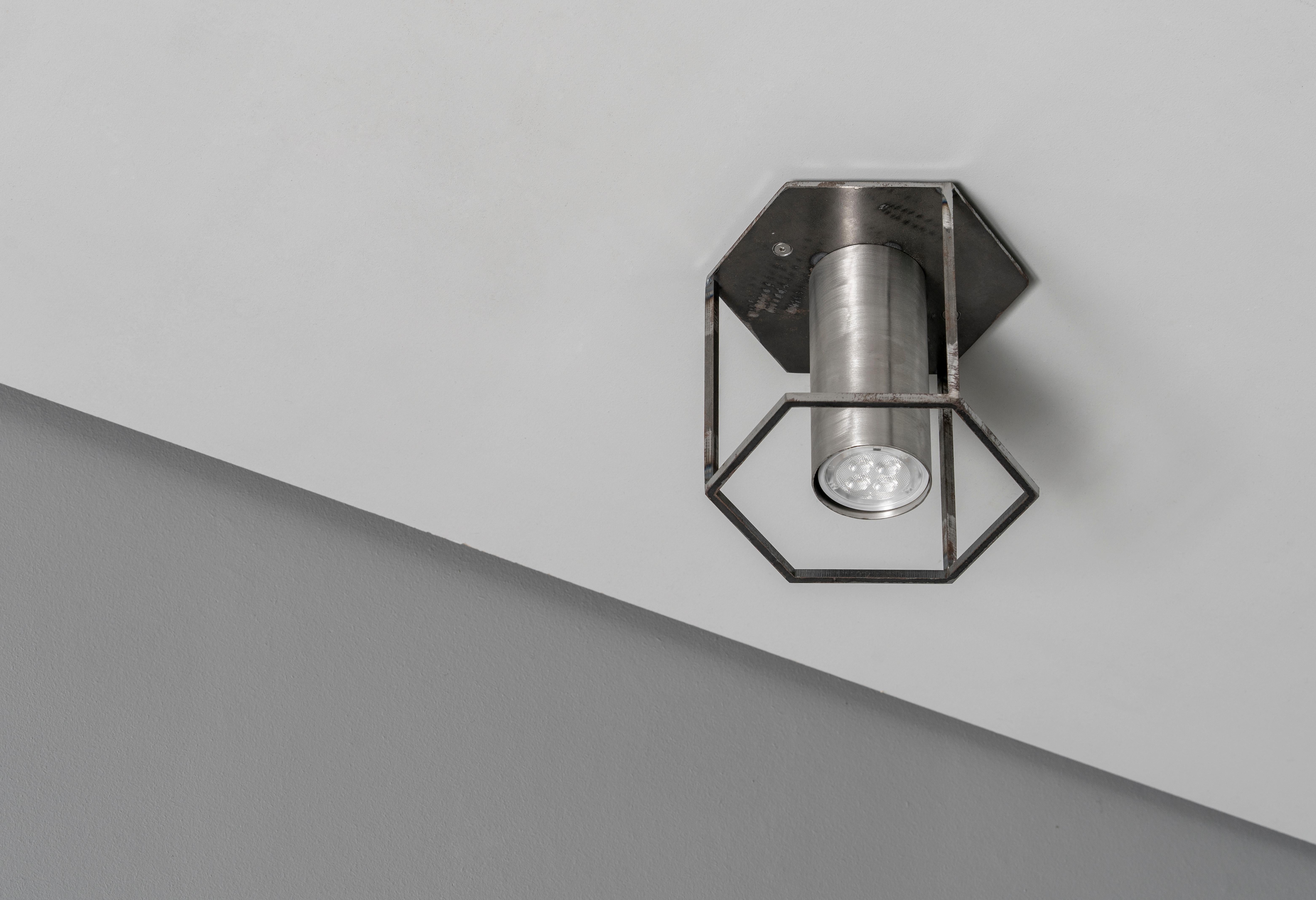 Lámpara de techo Archi Hex de acero bruto by +kouple
Dimensiones: P 15 x An 13 x Al 13,8 cm. 
Materiales: Acero en bruto.

Disponible en distintos colores. Póngase en contacto con nosotros.

Todas nuestras lámparas pueden cablearse según cada país.