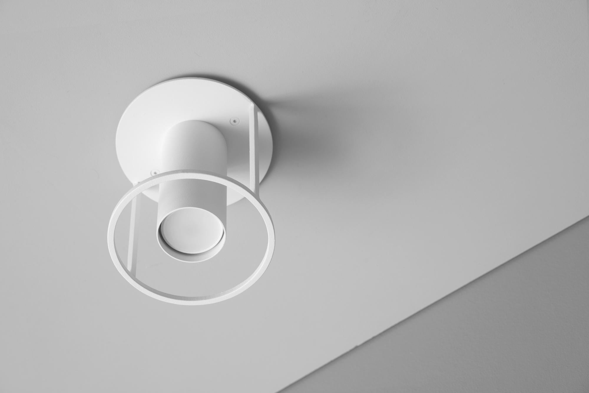 Plafonnier blanc simple Archi par +kouple
Dimensions : Ø 13 x H 13,8 cm : Ø 13 x H 13,8 cm. 
Matériaux : Acier peint par poudrage.

Disponible en différentes couleurs. Veuillez nous contacter.

Toutes nos lampes peuvent être câblées en fonction de