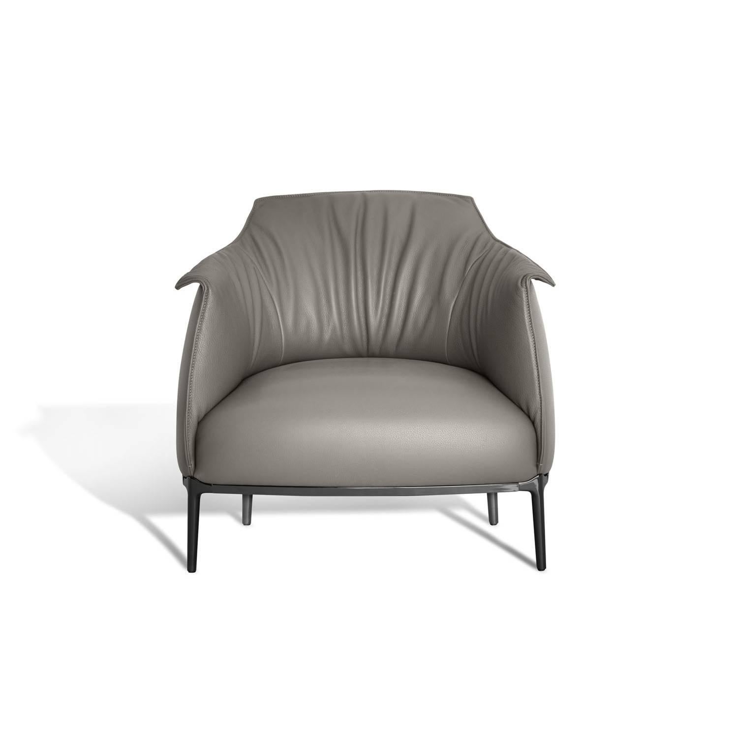 The Archibald by Jean-Marie Massaud is the perfect combination of substance and form, the armchairs and poufs boasting a comfortable and enveloping design ideal for meditation and relaxation. The breadth and depth of the seat are balanced by its