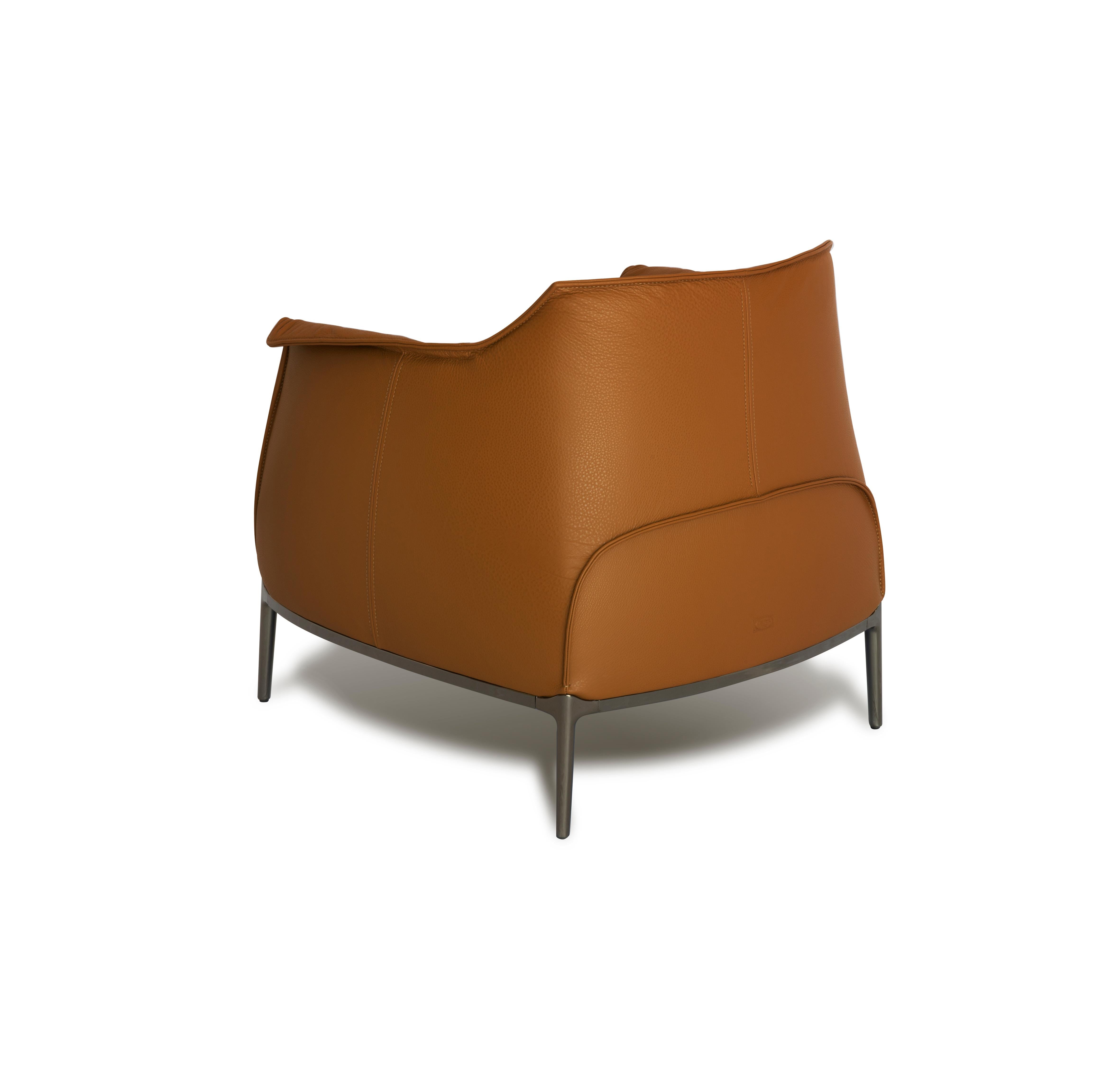 Der Archibald von Jean-Marie Massaud ist die perfekte Kombination aus Substanz und Form. Die Sessel und Poufs bieten ein komfortables und umhüllendes Design, das ideal für Meditation und Entspannung ist. Die Breite und Tiefe des Sitzes werden durch