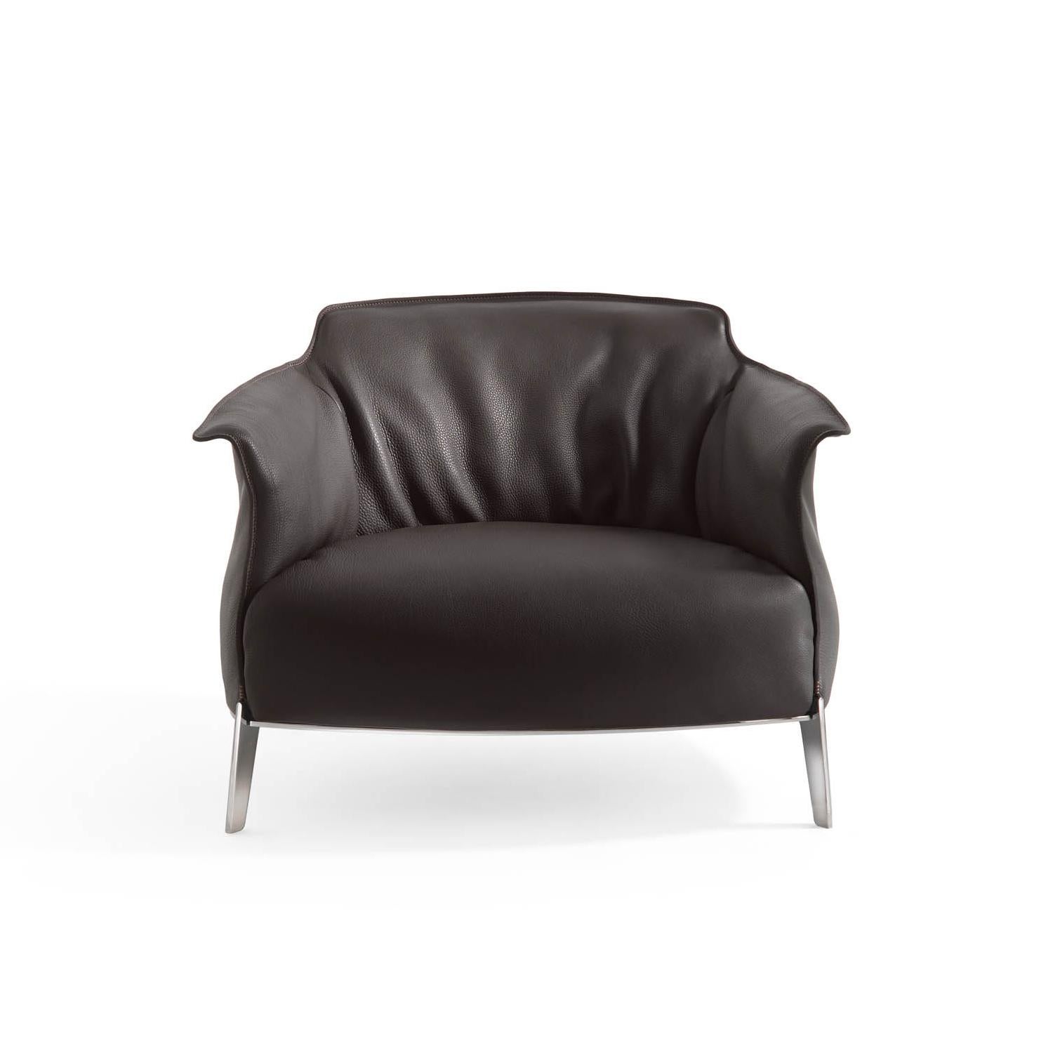Jean-Marie Massaud adds a surplus of softness to the Archibald collection: the Archibald Gran Comfort armchair. The central element is the large, soft seat cushion. A luxurious leather casing with rich goose down padding that creates a refined