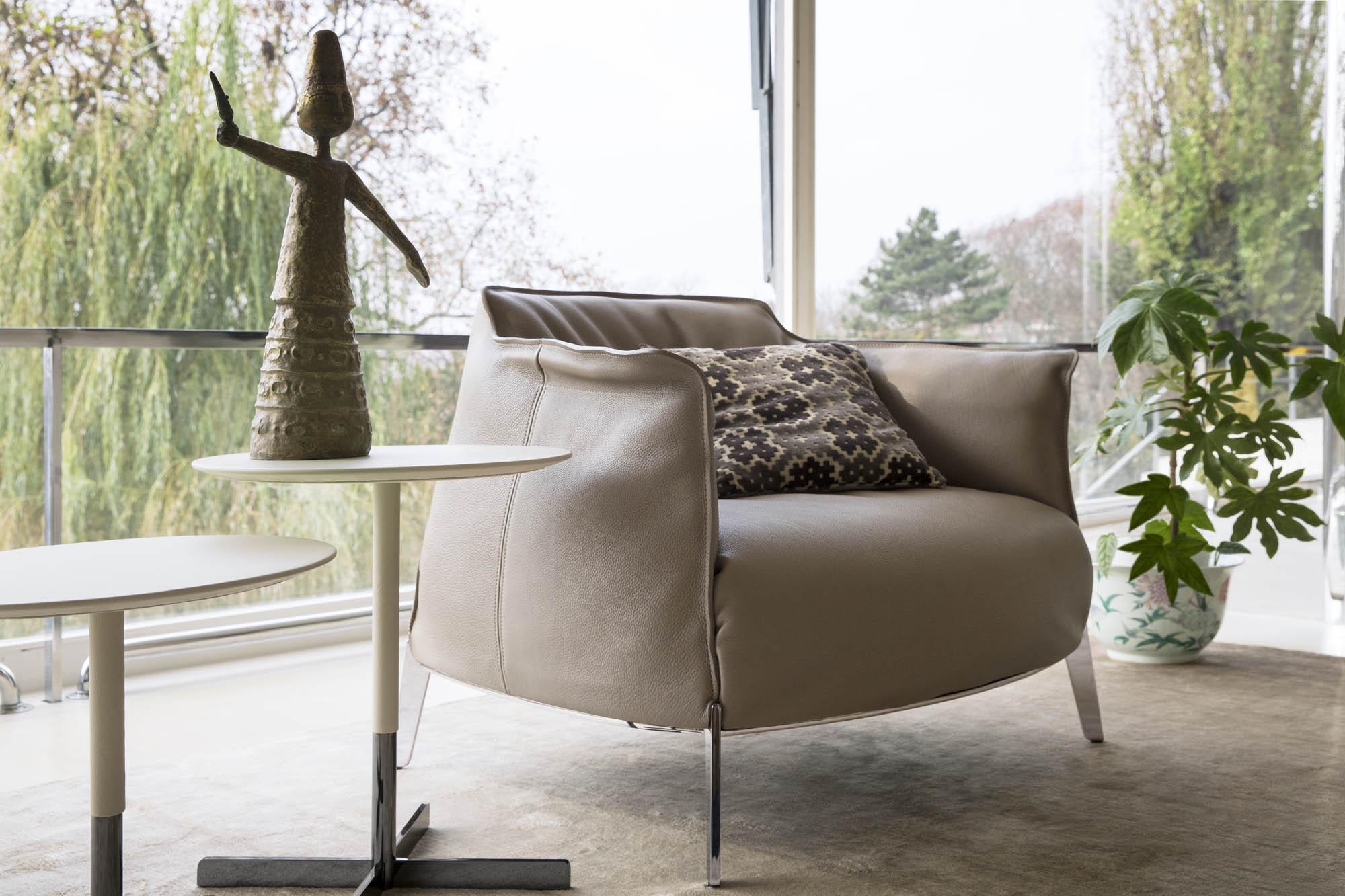 Jean-Marie Massaud adds a surplus of softness to the Archibald collection: the Archibald Gran Comfort armchair. The central element is the large, soft seat cushion. A luxurious leather casing with rich goose down padding that creates a refined