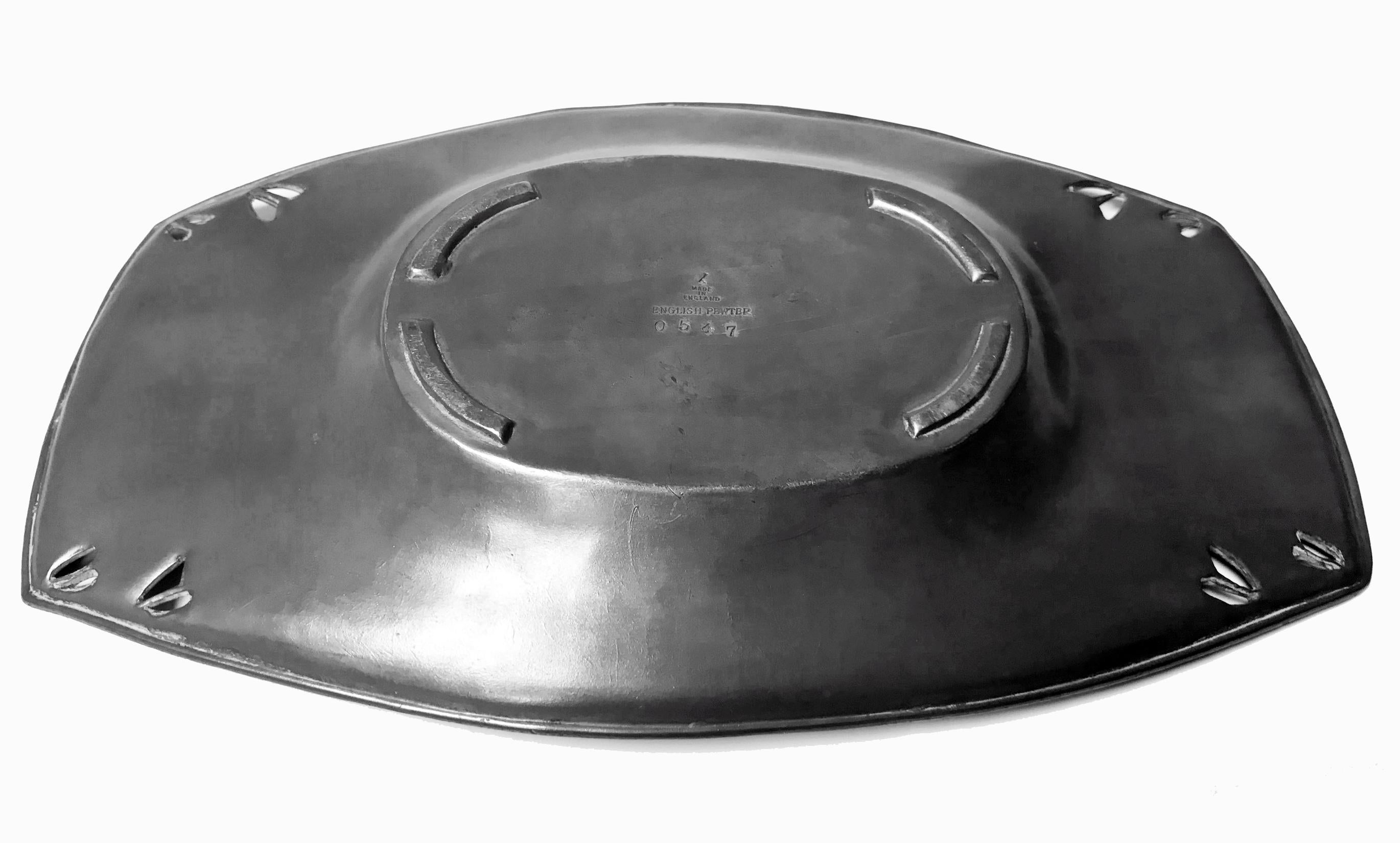 Arts and Crafts Archibald Knox pour Liberty & Co. Plat à gâteau en étain Arts & Crafts, vers 1904