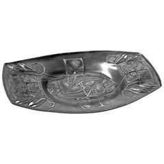 Archibald Knox pour Liberty & Co. Plat à gâteau en étain Arts & Crafts, vers 1904