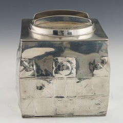 Caja de galletas de peltre Archibald Knox for Liberty & Co Tudric, c1905