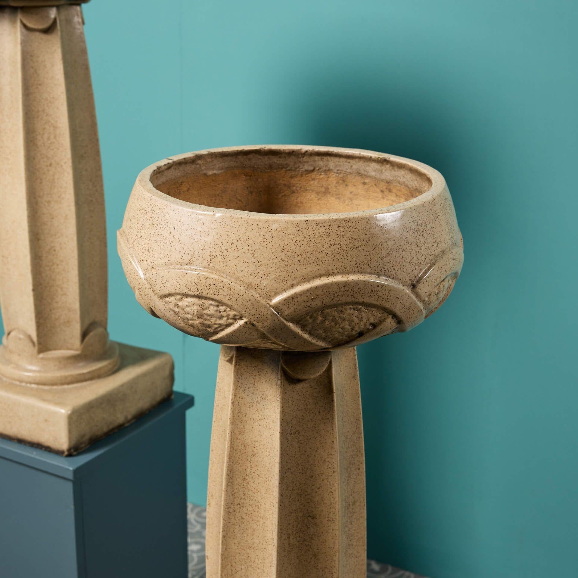 Inglese Coppia di urne a piedistallo smaltate in stile Art Nouveau di Archibald Knox per Liberty in vendita