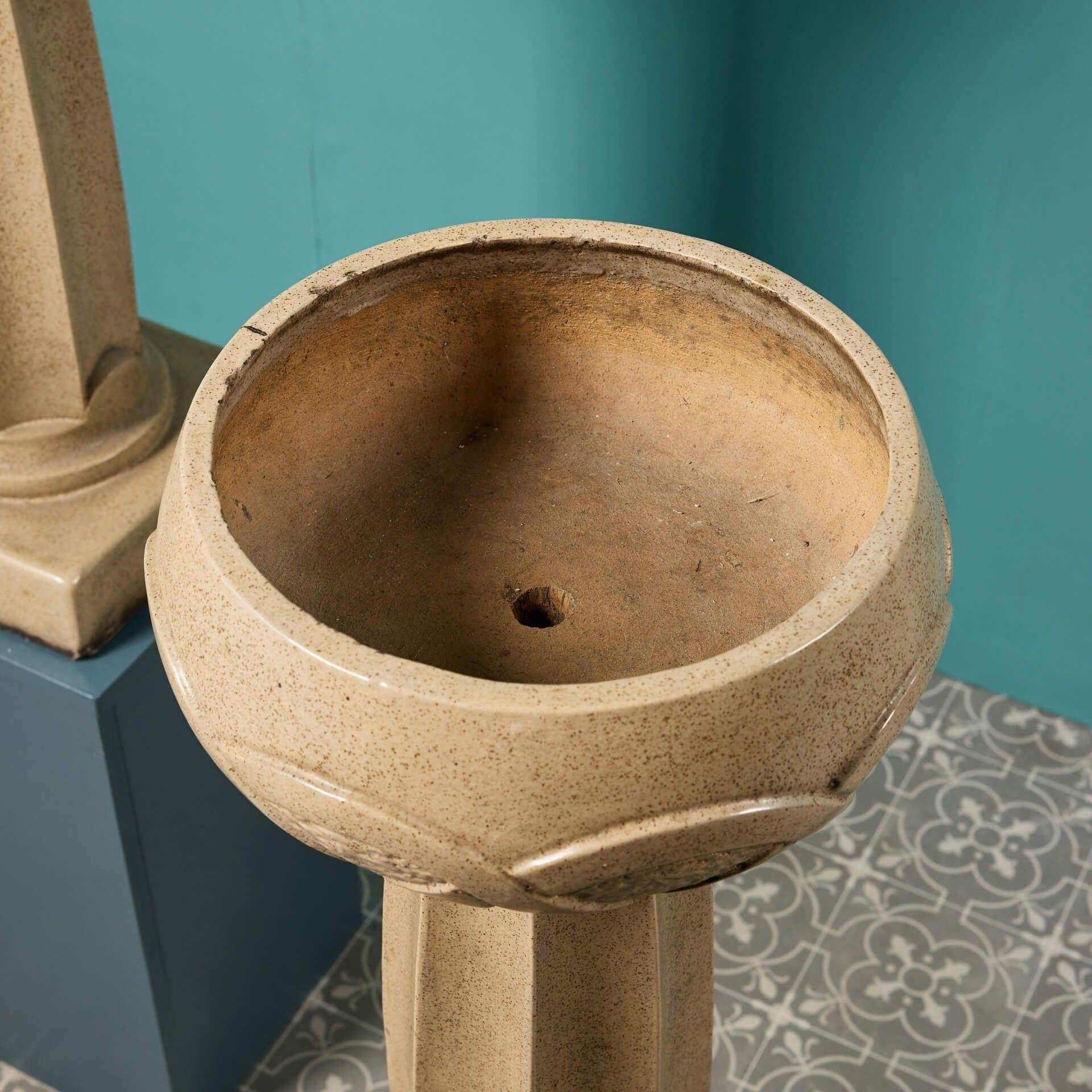 Coppia di urne a piedistallo smaltate in stile Art Nouveau di Archibald Knox per Liberty In condizioni discrete in vendita a Wormelow, Herefordshire