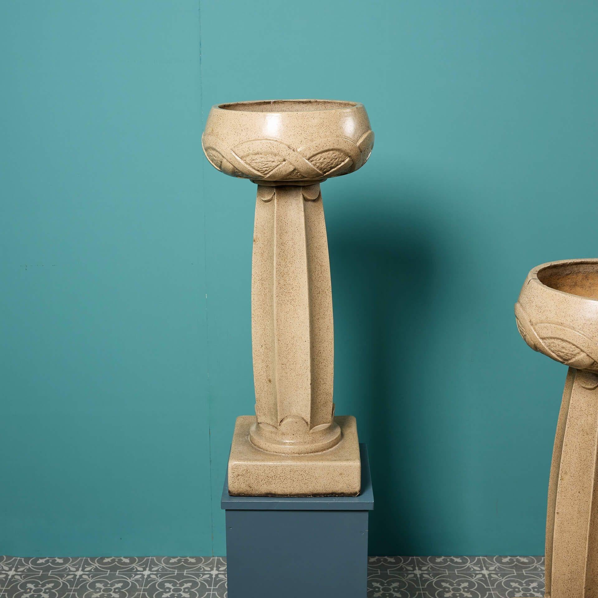 Grès porcellanato Coppia di urne a piedistallo smaltate in stile Art Nouveau di Archibald Knox per Liberty in vendita