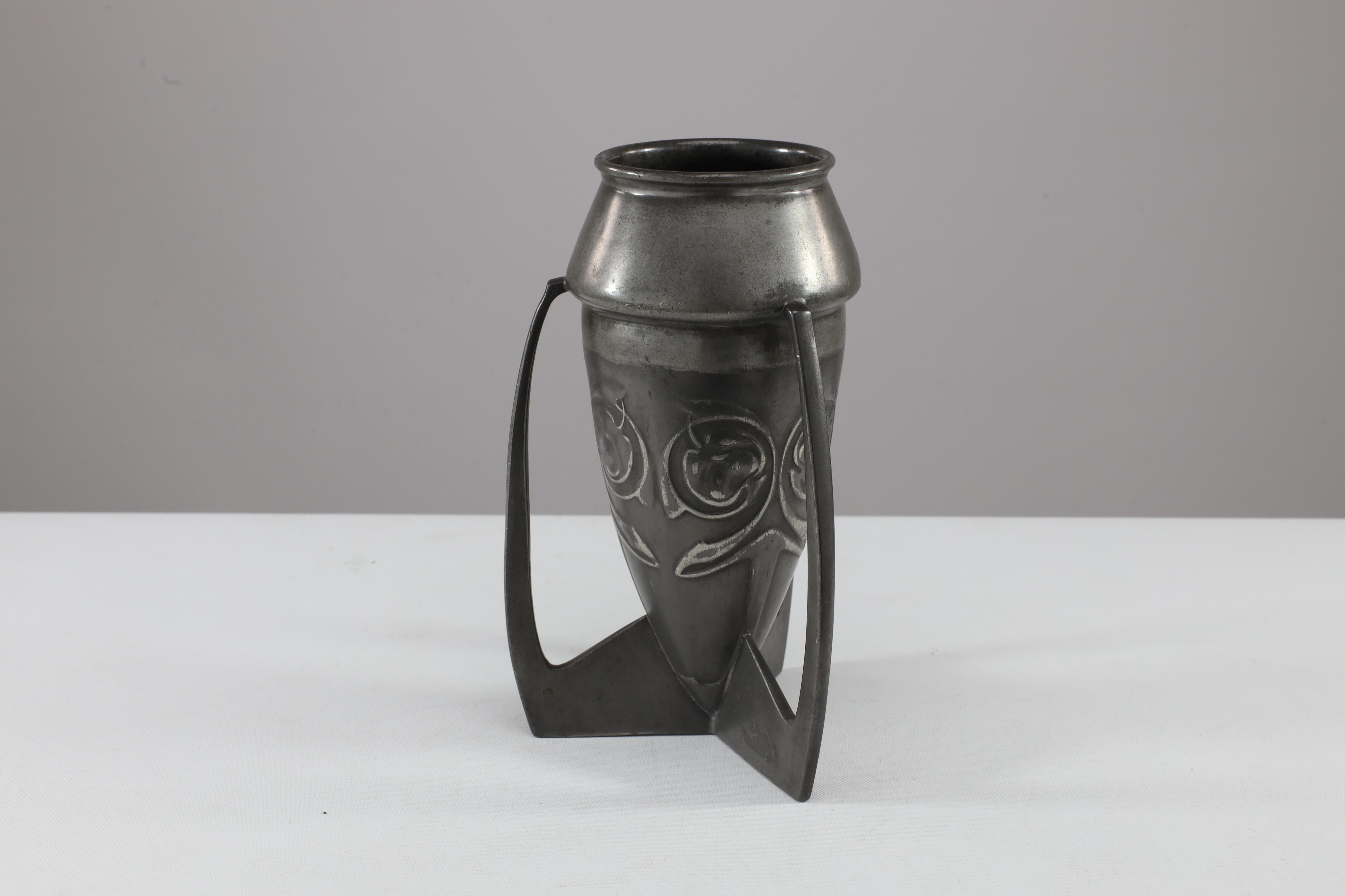 Arts and Crafts Archibald Knox Liberty & Co. 0226 Vaso a razzo in peltro goffrato in vendita