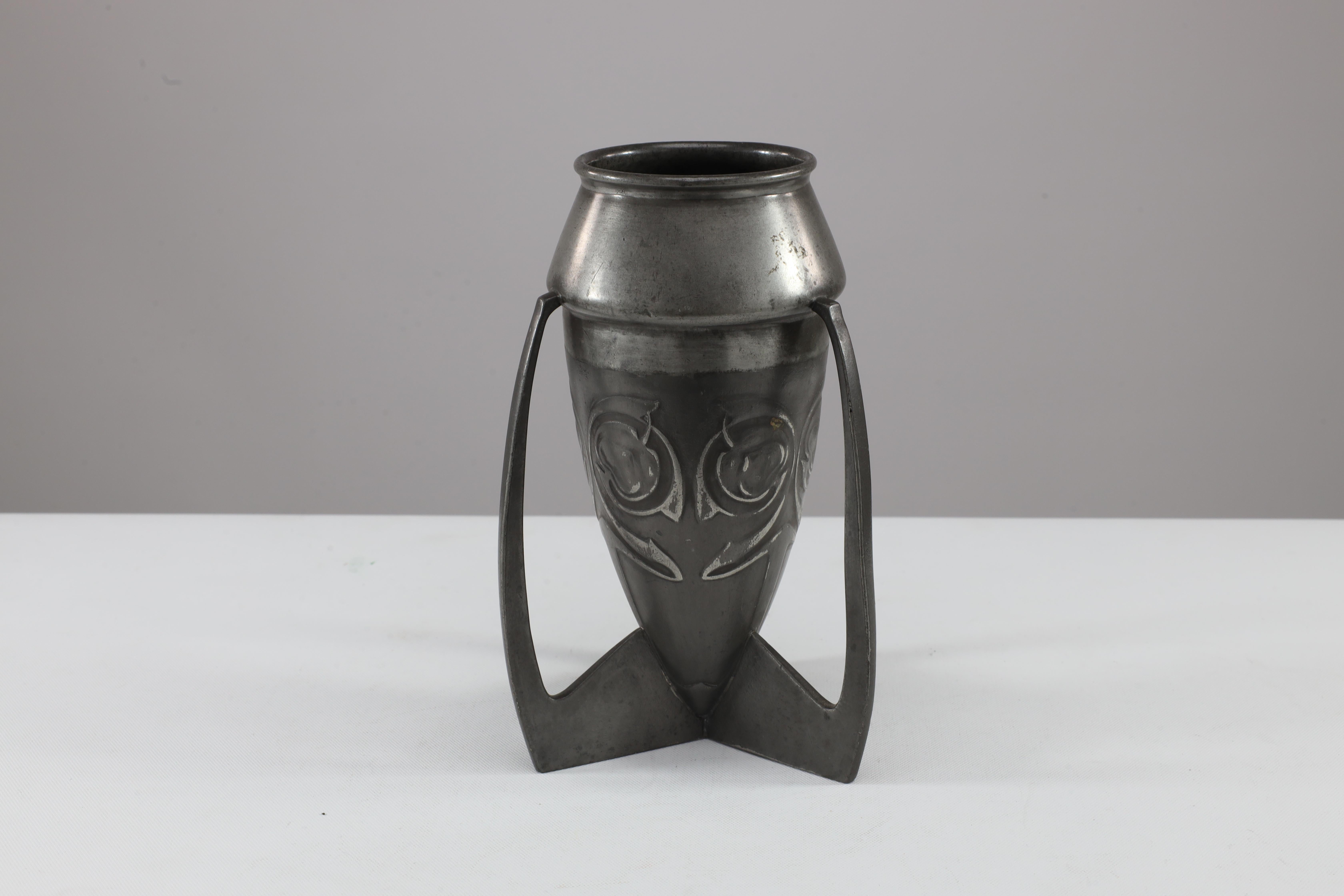 XX secolo Archibald Knox Liberty & Co. 0226 Vaso a razzo in peltro goffrato in vendita