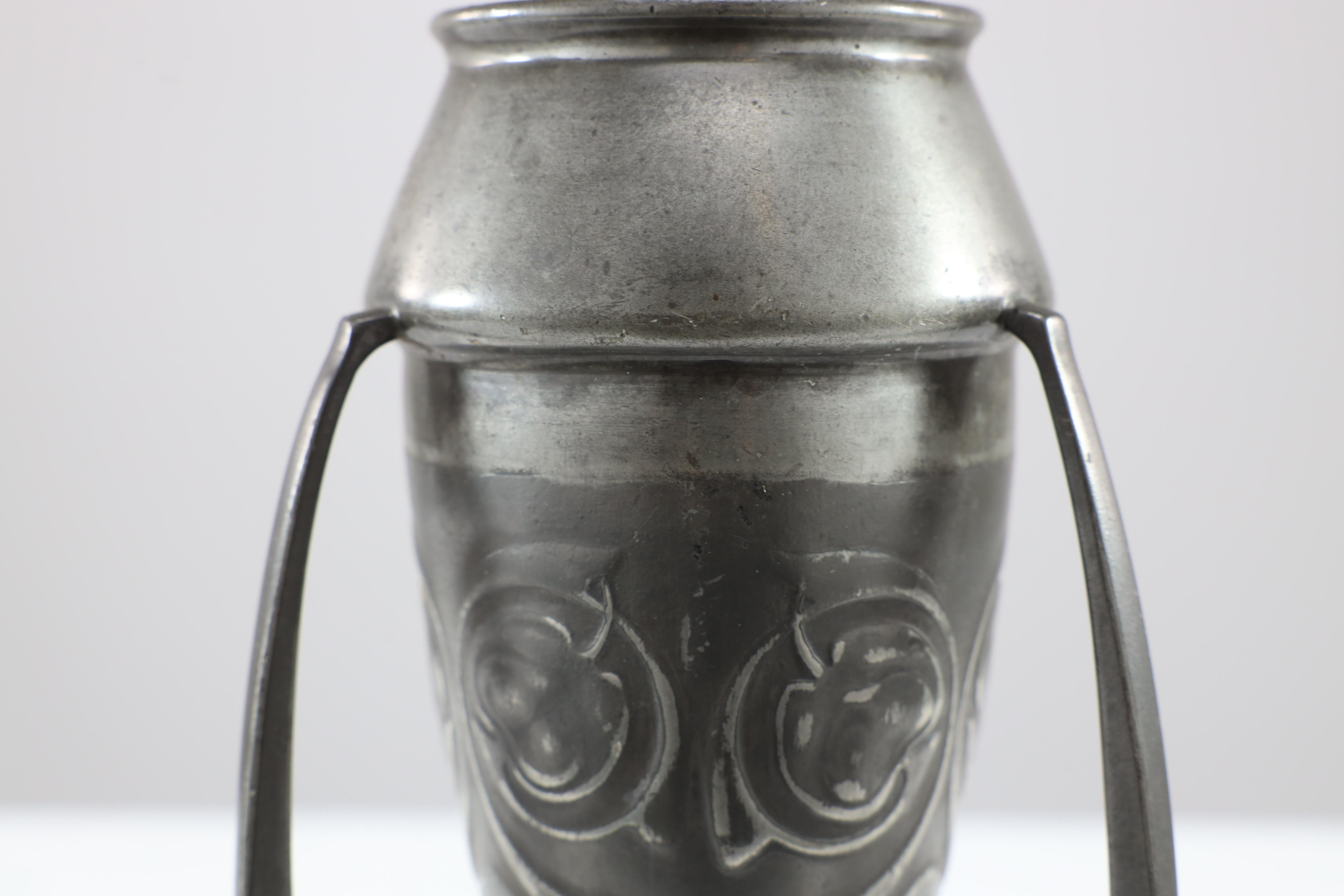 Archibald Knox Liberty & Co. 0226 Vaso a razzo in peltro goffrato in vendita 3