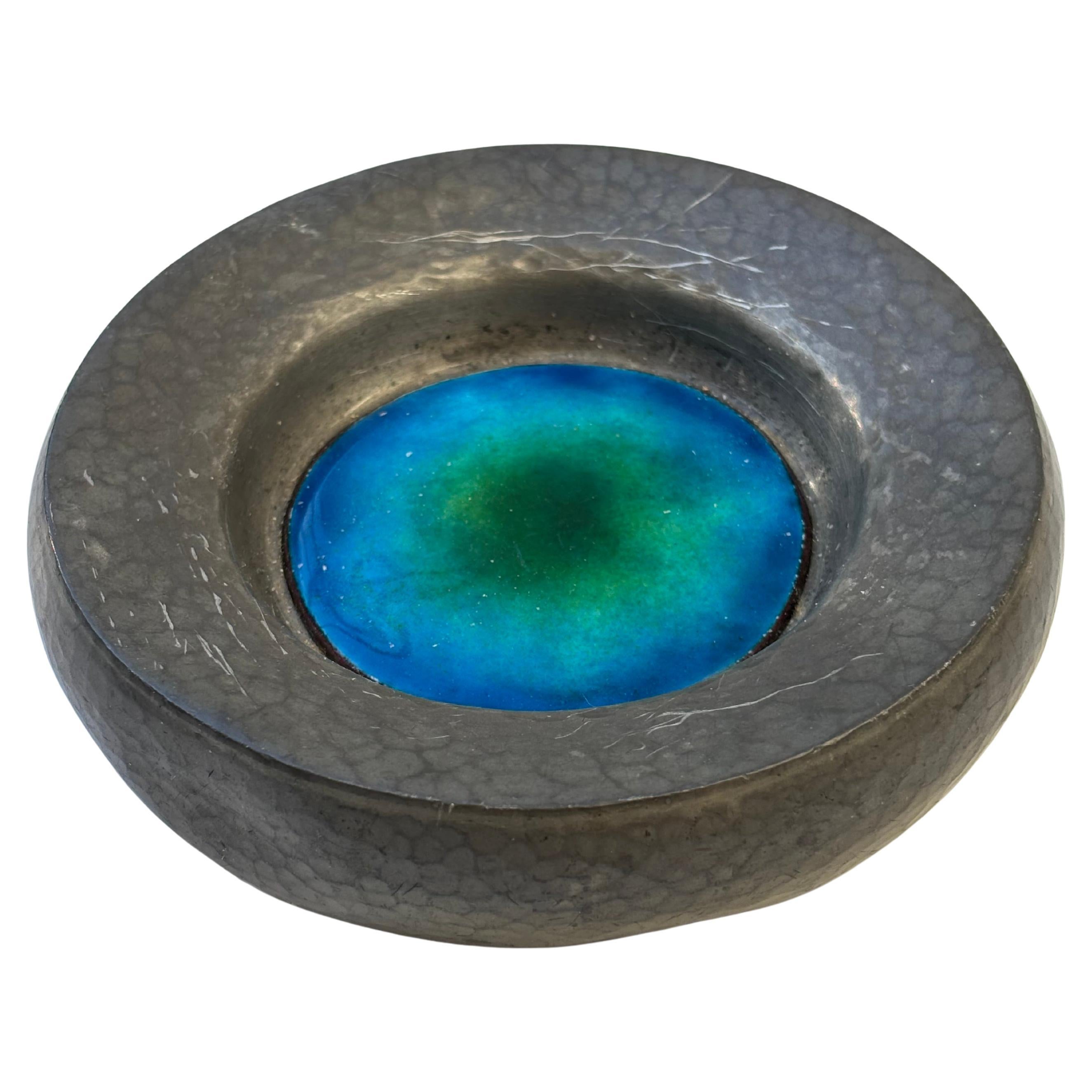 Piccola ciotola/videopoche in peltro Archibald Knox Arts 
Crafts Liberty Tudric in vendita