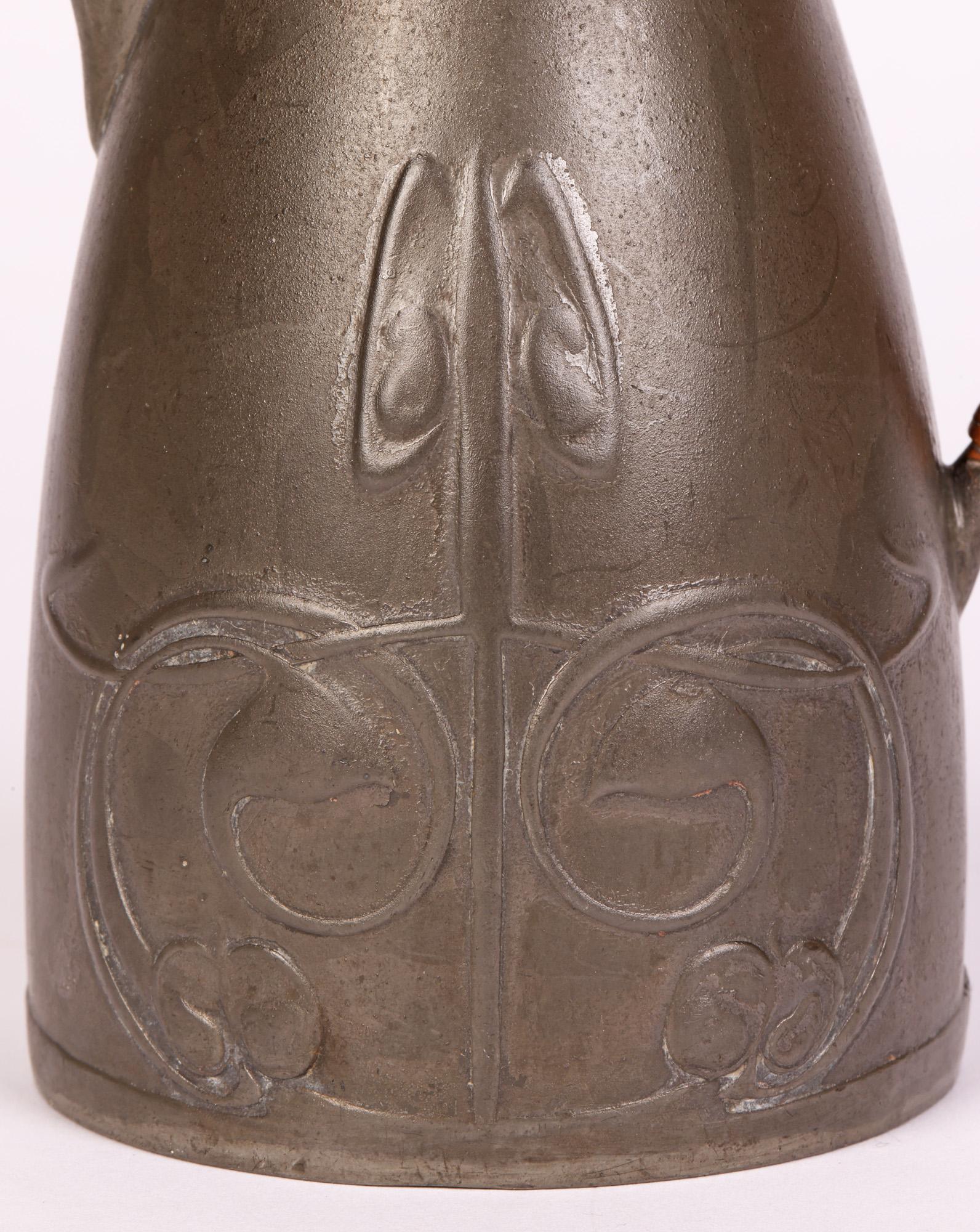 Art nouveau-Stil- Zinnkrug mit Deckel von Stammeskunst-Knox Tudric (Englisch) im Angebot