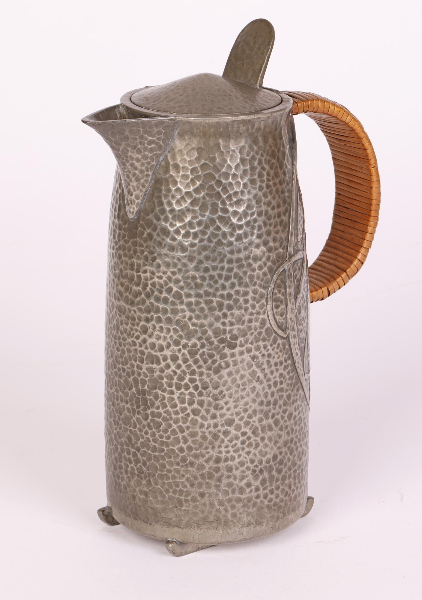 Art nouveau-Stil-Zwiebelkrug oder Kaffeekanne aus Zinn mit Deckel von Stammeskunst, Knox Tudric im Angebot 3