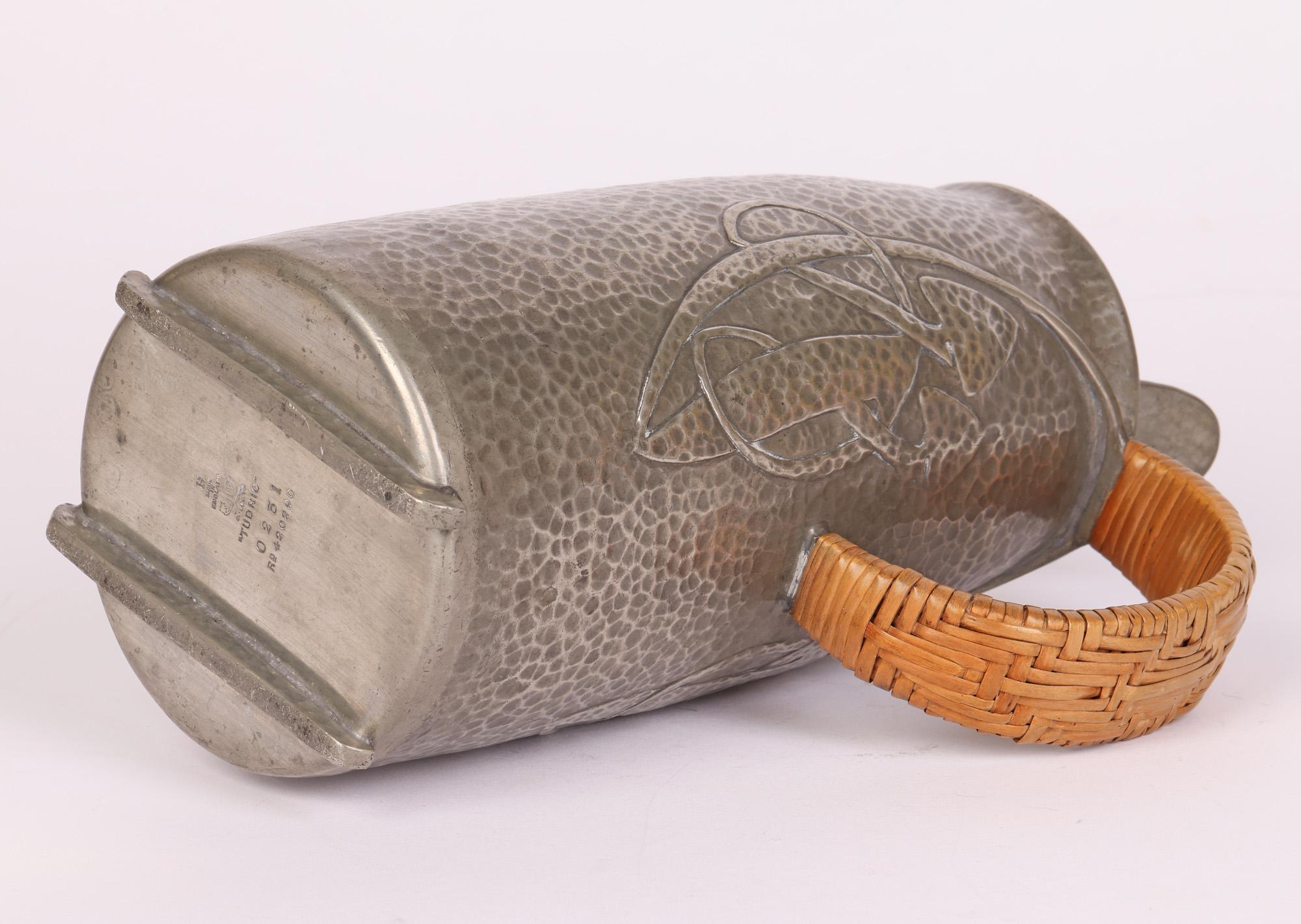 Art nouveau-Stil-Zwiebelkrug oder Kaffeekanne aus Zinn mit Deckel von Stammeskunst, Knox Tudric im Angebot 4