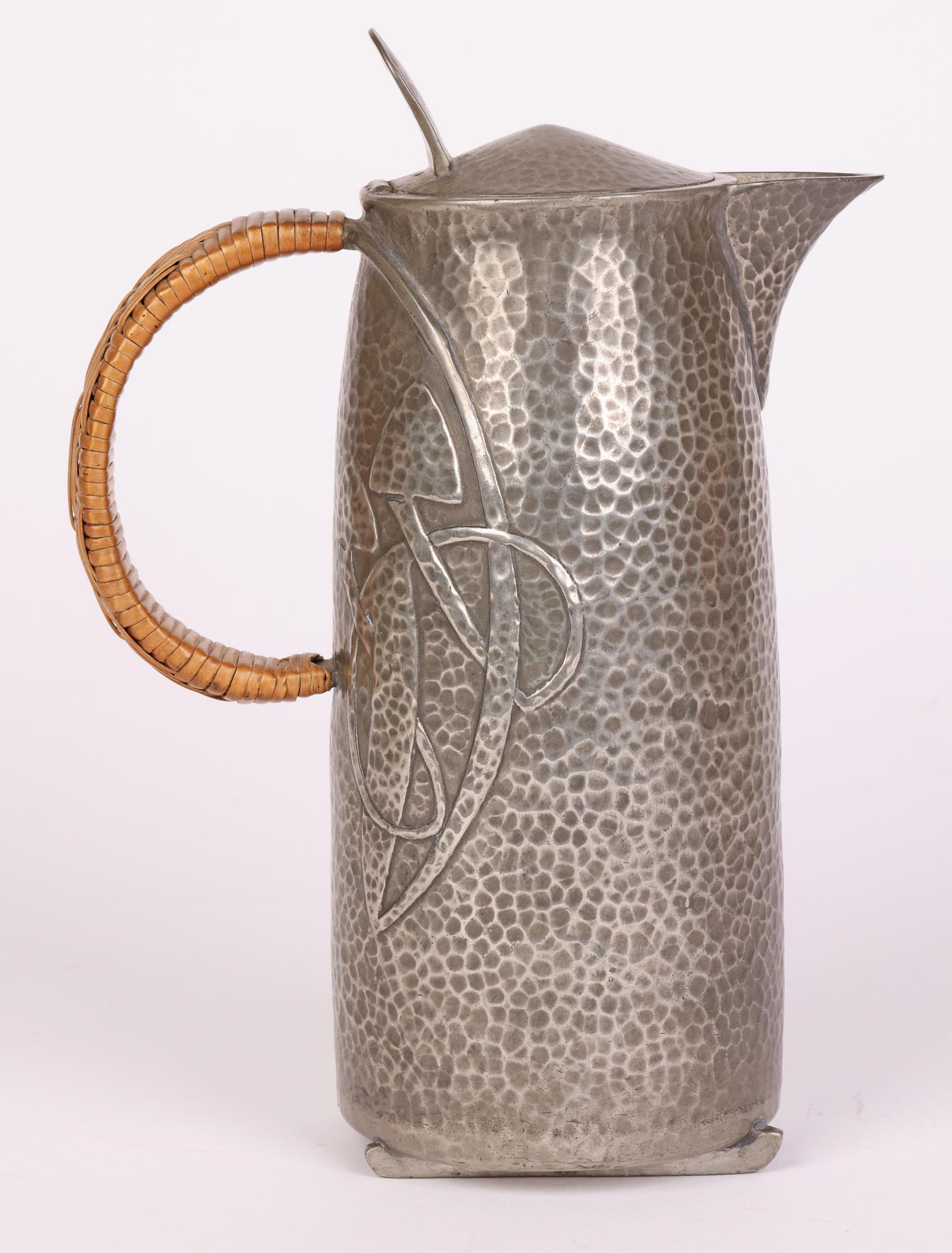 Art nouveau-Stil-Zwiebelkrug oder Kaffeekanne aus Zinn mit Deckel von Stammeskunst, Knox Tudric im Angebot 9