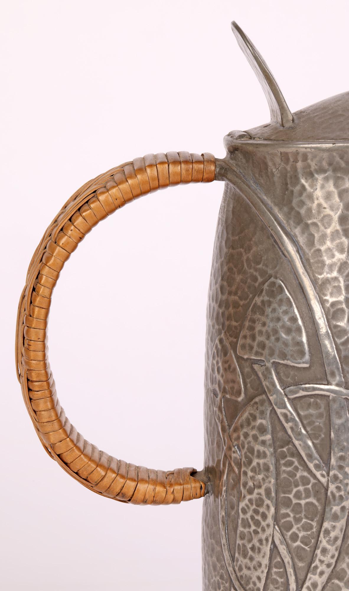 Art nouveau-Stil-Zwiebelkrug oder Kaffeekanne aus Zinn mit Deckel von Stammeskunst, Knox Tudric im Angebot 10