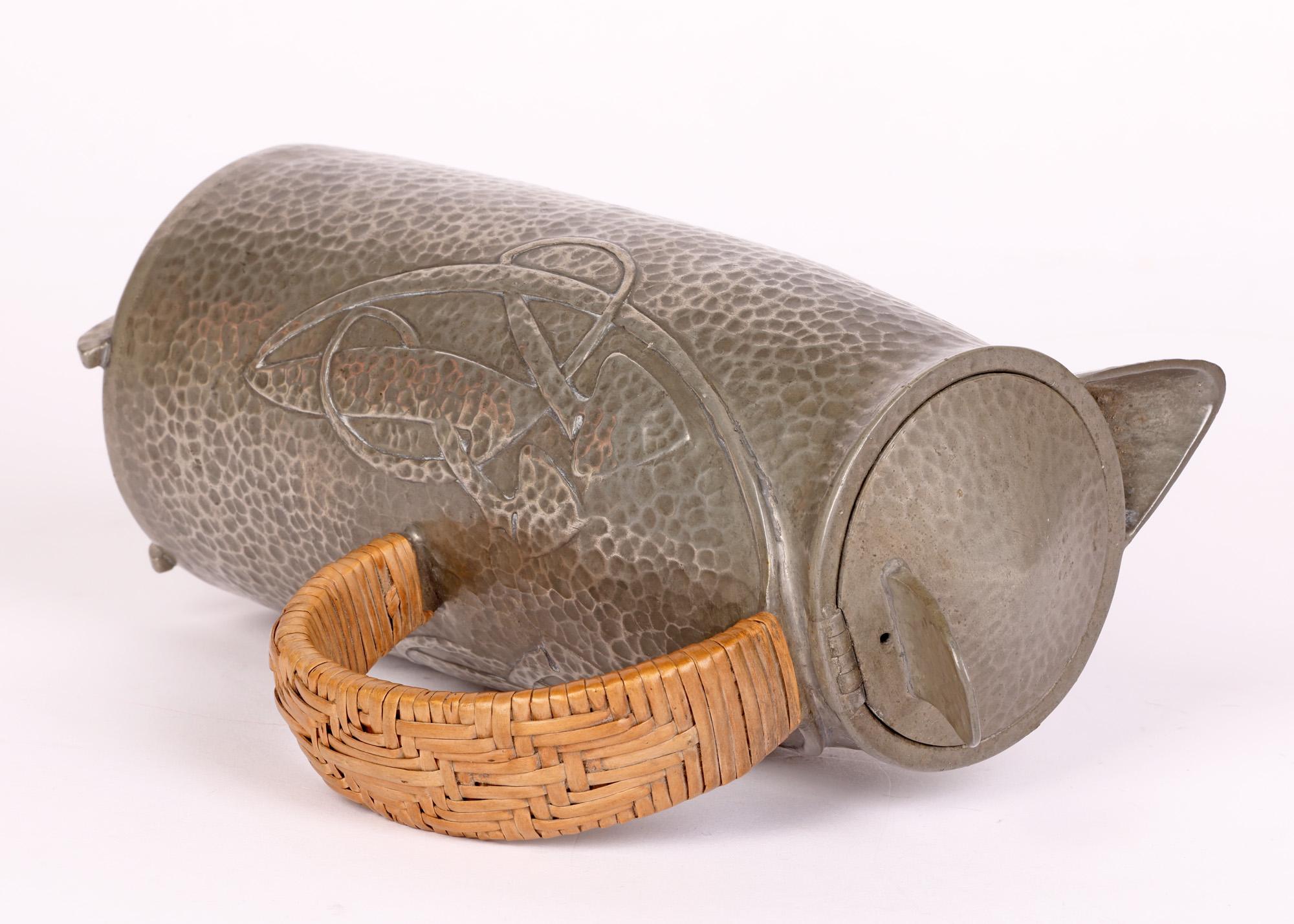 Art nouveau-Stil-Zwiebelkrug oder Kaffeekanne aus Zinn mit Deckel von Stammeskunst, Knox Tudric (Handgefertigt) im Angebot