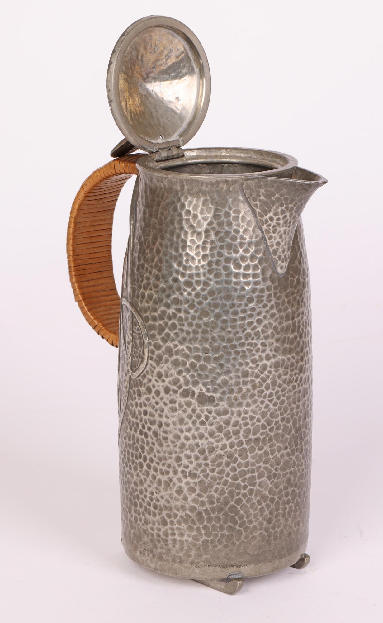 Art nouveau-Stil-Zwiebelkrug oder Kaffeekanne aus Zinn mit Deckel von Stammeskunst, Knox Tudric im Zustand „Gut“ im Angebot in Bishop's Stortford, Hertfordshire