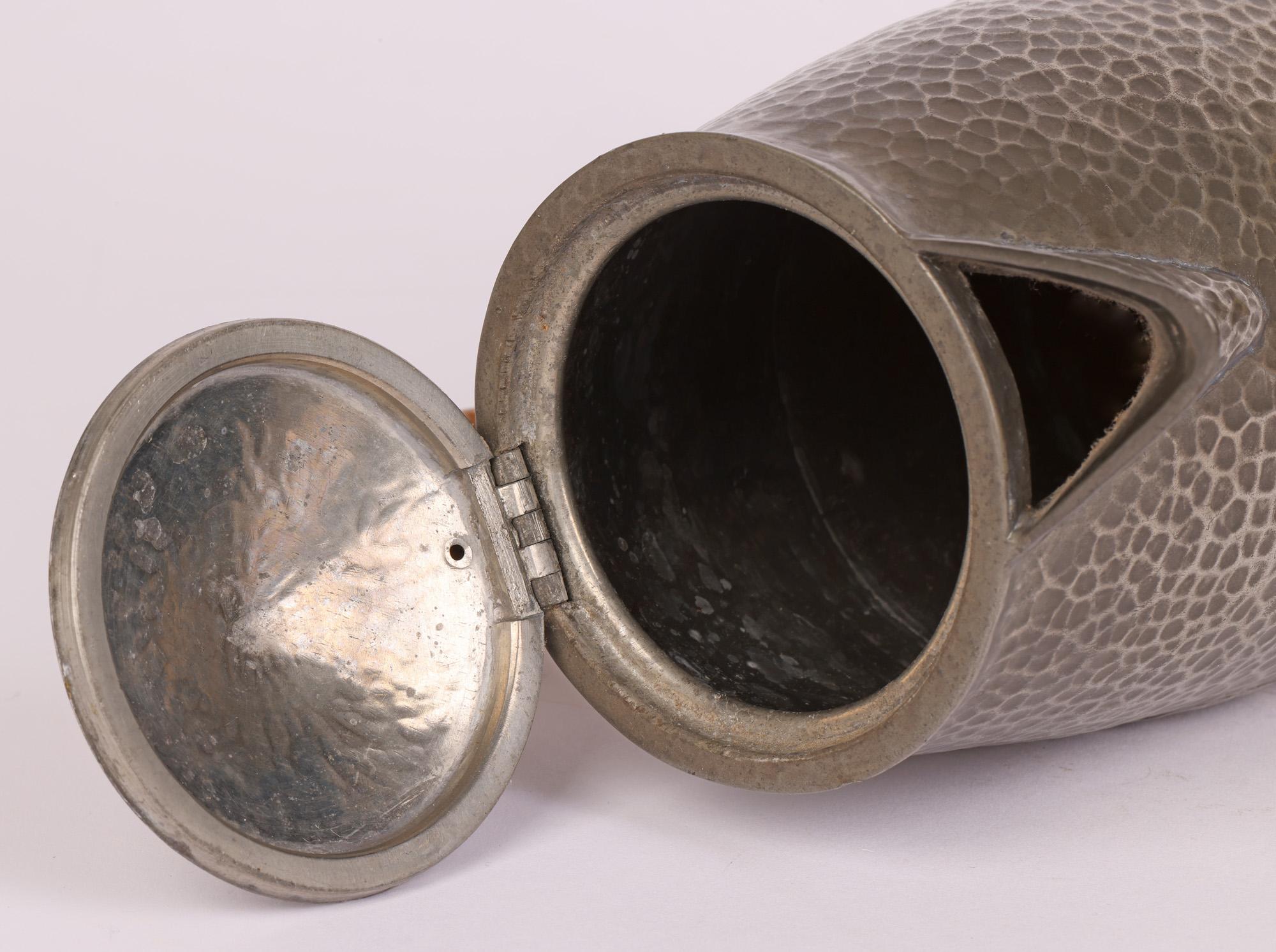 Art nouveau-Stil-Zwiebelkrug oder Kaffeekanne aus Zinn mit Deckel von Stammeskunst, Knox Tudric (Hartzinn) im Angebot