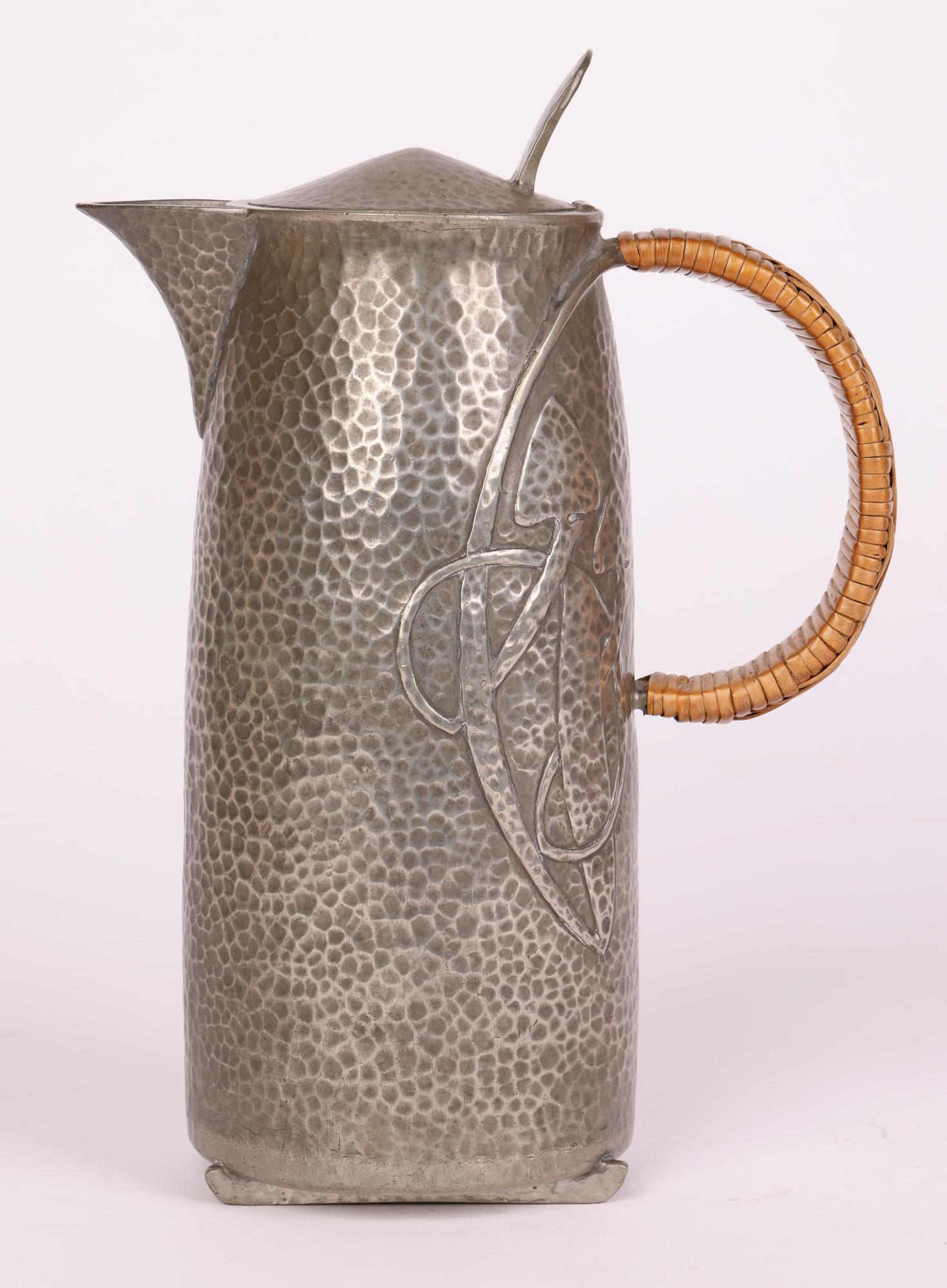 Art nouveau-Stil-Zwiebelkrug oder Kaffeekanne aus Zinn mit Deckel von Stammeskunst, Knox Tudric im Angebot 1