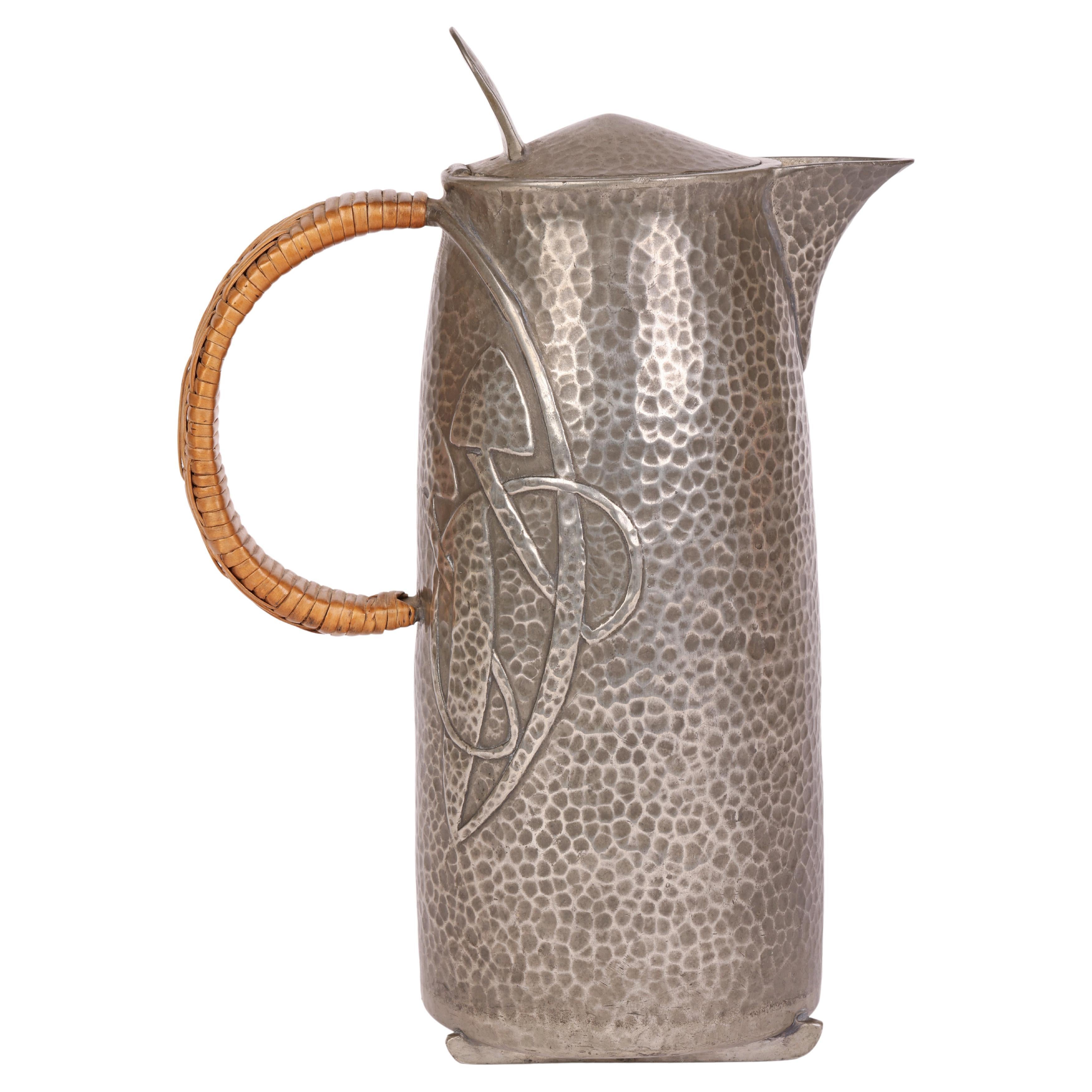 Art nouveau-Stil-Zwiebelkrug oder Kaffeekanne aus Zinn mit Deckel von Stammeskunst, Knox Tudric im Angebot