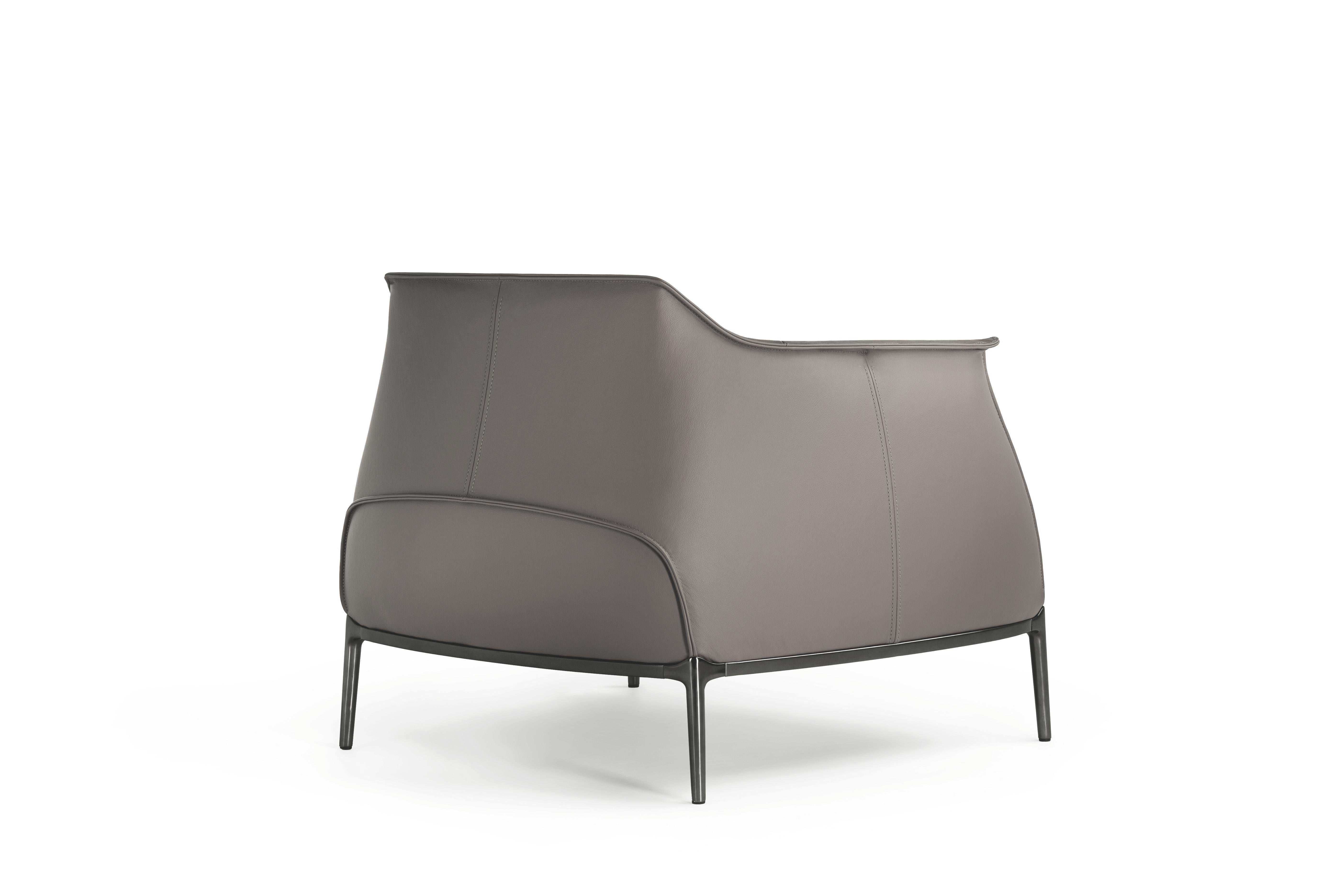 italien Archibald grand fauteuil en cuir véritable Pelle Sc 26 Topo gris clair en vente