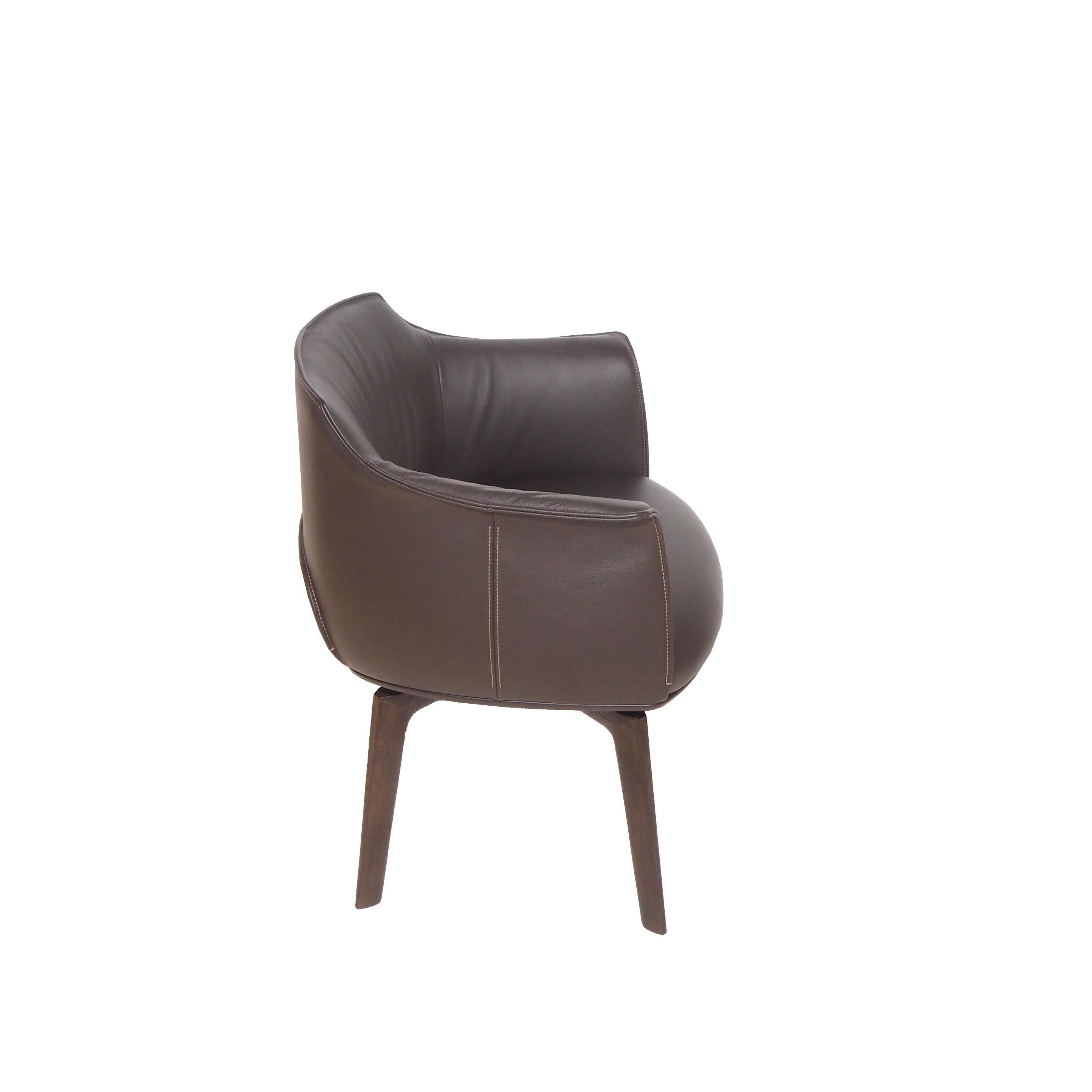 The Archibald swivel dining chair is sculpted, clean and contemporary, softened with a sartorial touch that is evident in every detail, like the sumptuous folds on the inside of the backrest upholstered in leather.

Or the understated armrest that