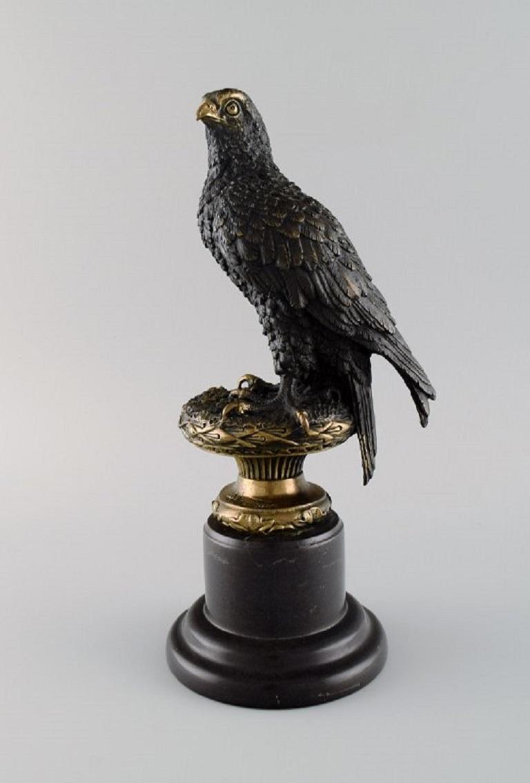 Archibald Thorburn (1860-1935), Scotland. 
Bird of prey in solid bronze on a black marble base. Early 20th century.
Measures: 32 x 16 cm.
In excellent condition.
Signed.