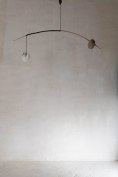 Ciondolo Balancing Arc in Wood Wood e vetro scuro, edizione limitata di Jérôme Pereira