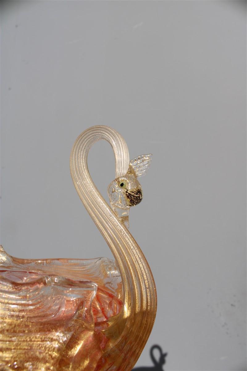 Mid-Century moderno Archimede Seguso 1940s Ciotola in vetro di Murano a forma di cigno con polvere d'oro rosso italiano in vendita