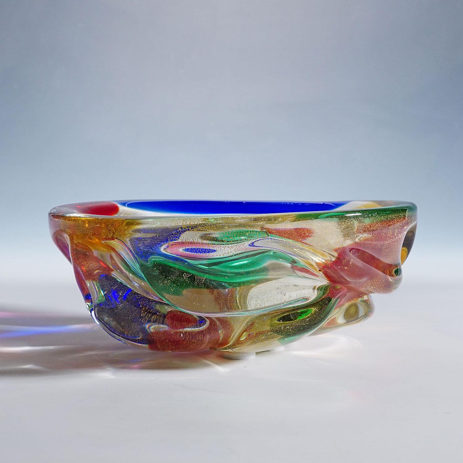 Archimede Seguso 'A Macchie' Bowl with Multiple Colour Spots

A vintage Venetian 'A Macchie' (spotted) art glass bowl attributed to Archimede Seguso for Vetreria Artistica Archimede Seguso ca. 1950s. Free formed clear glass with gold foil and