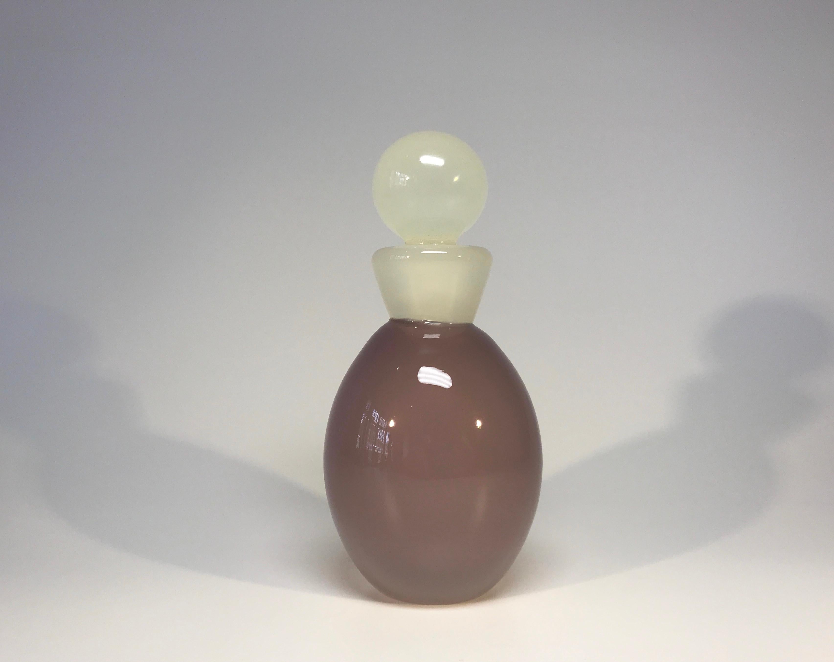 Archimede Seguso Classic Alabastro perfume bottle with stopper
Dark and dusty pink opaque glass bottle with white opaque collar and stopper.
Graceful and understated style from Italy,
circa 1950s
Measures: Height 4.75 inch, diameter 2.25