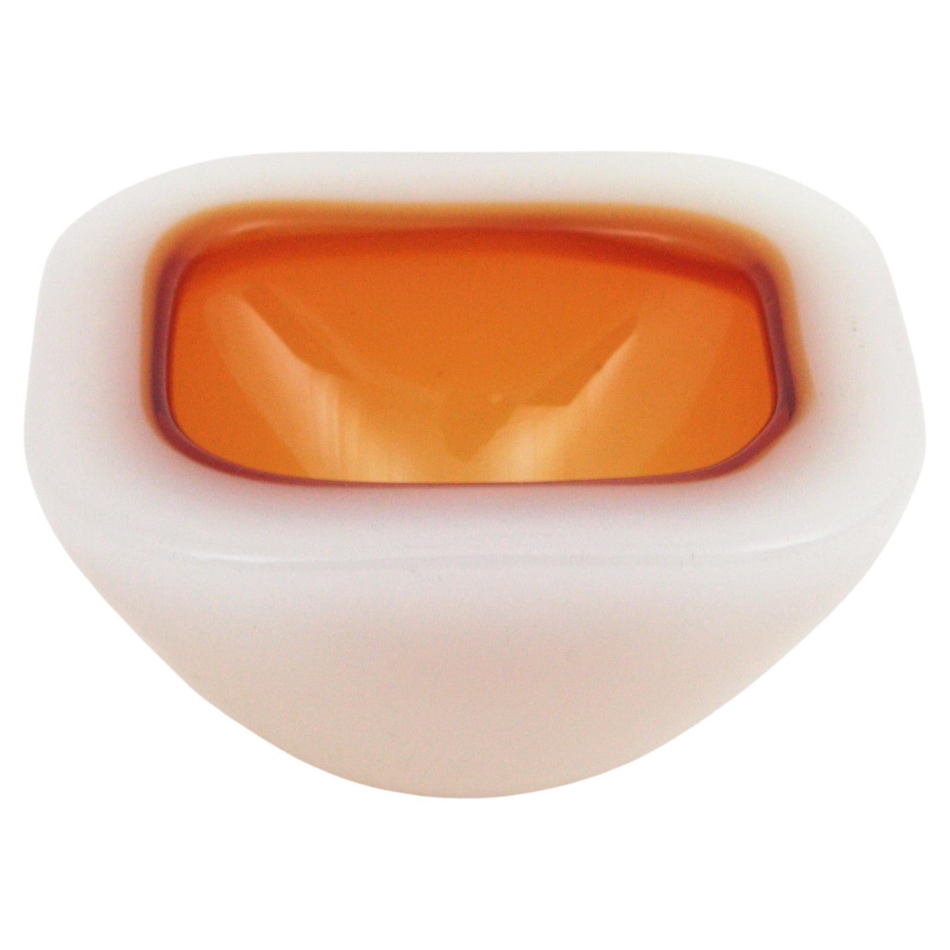 Schale aus mundgeblasenem Murano-Glas mit bernsteinfarbener und weißer Sommerso-Geode, zugeschrieben Archimede Seguso, Italien, 1950er Jahre.
Diese Alabastro-Schale hat einen auffälligen Innenteil aus orangefarbenem / bernsteinfarbenem Glas.