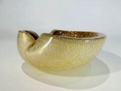 Archimede Seguso ashtray in Murano glass with gold and 'venturine'.