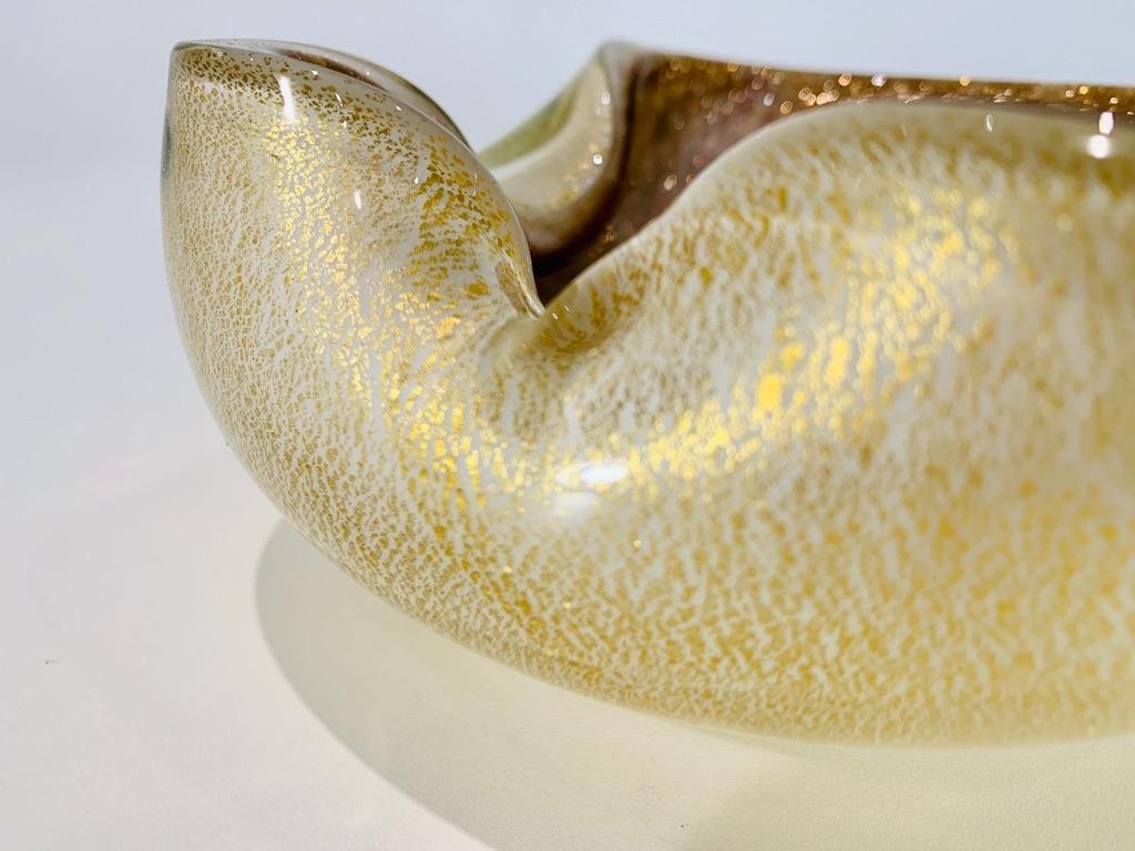 Italian Archimede Seguso ashtray in Murano glass with gold and 'venturine'. For Sale
