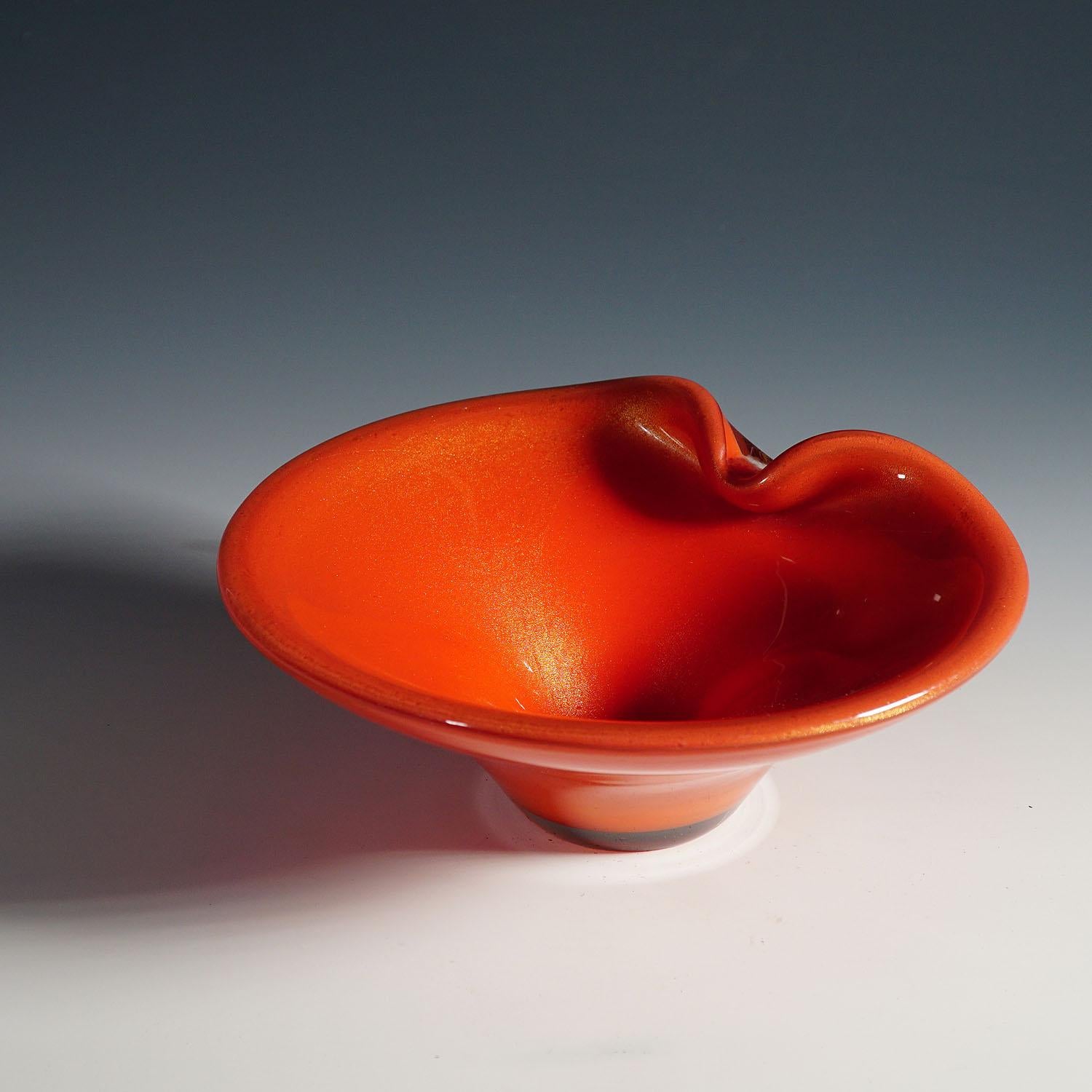 Archimede Seguso (attr.) 'Corallo Oro' Bowl, Murano Italy ca. 1950s

A Venetian art glass bowl most problably designed by Archimede Seguso for Vetreria Artistica Archimede Seguso ca. 1950s. Thick coral red glass with gold-foil decoration and a clear
