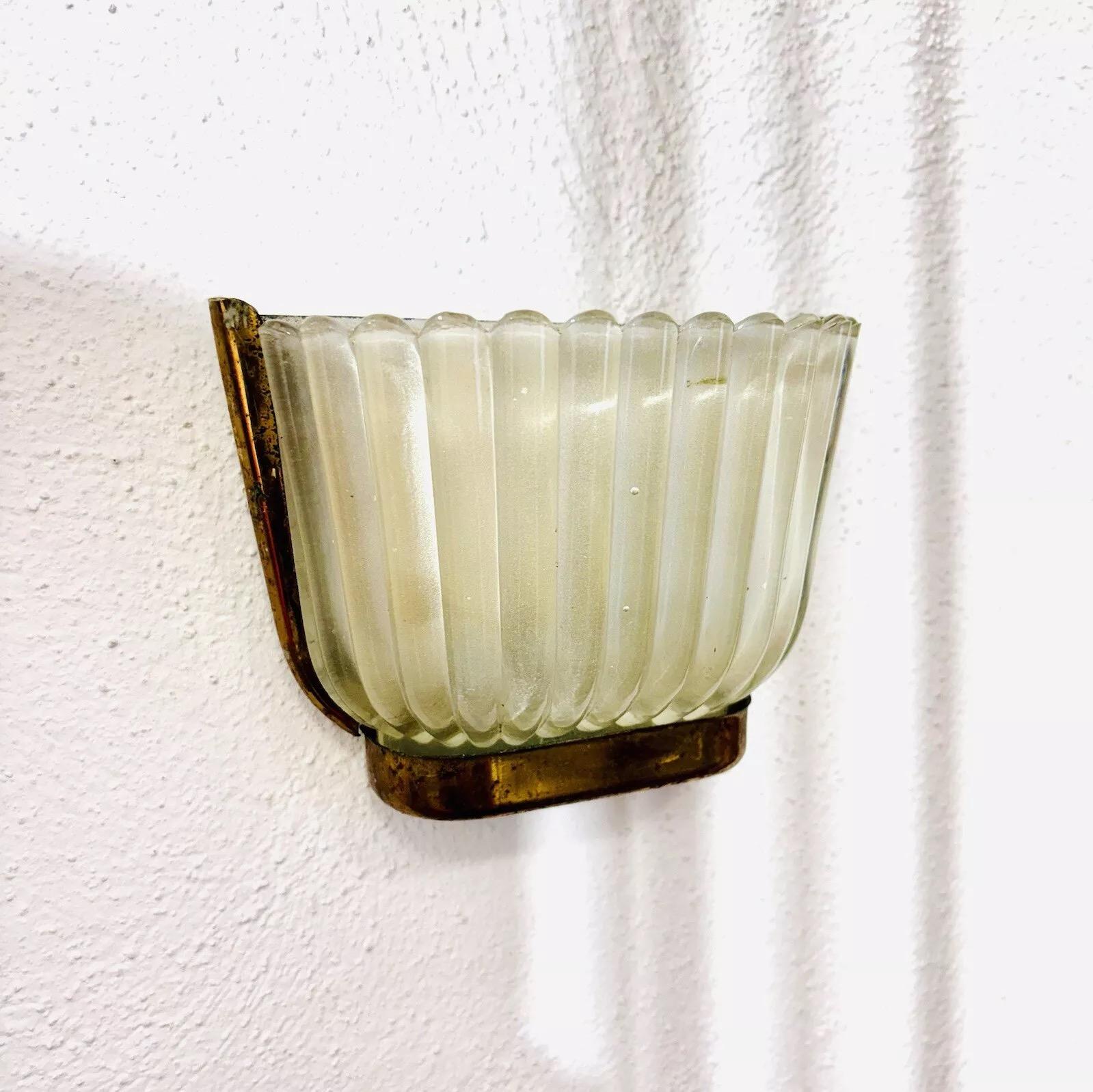 Archimede Seguso Barovier & Toso Lampe murale 1920 Verre de Murano.


Très rare applique d'Archimede Seguso Barovier & Toso.


Diffuseur en verre de Murano en forme de coquillage, cadre en laiton.


Malgré son âge, l'article est en bon état de