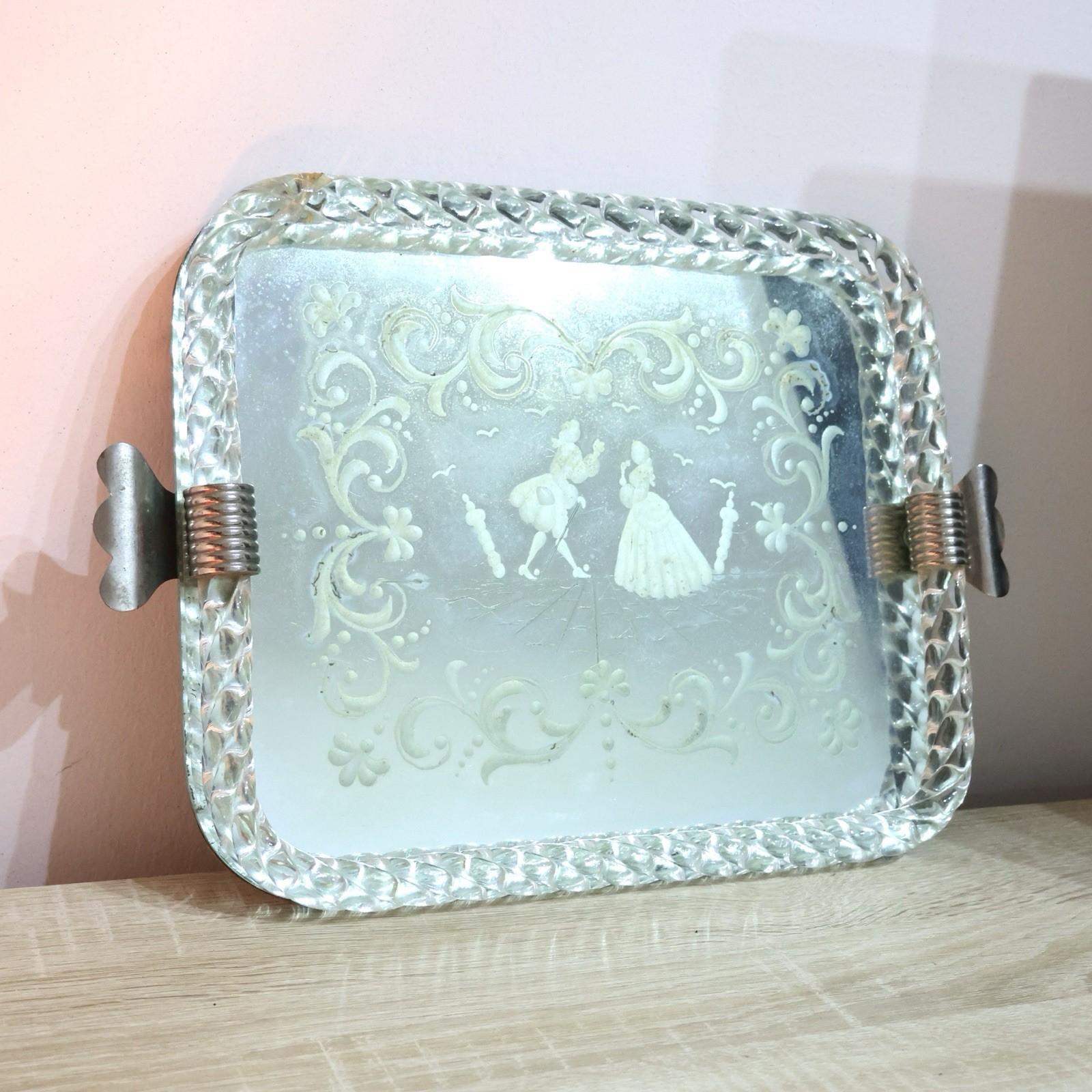 Archimede Seguso Barovier & Toso Vassoio Torchon Da Portata Venezia Anni '40.


Raro vassoio realizzato a Venezia negli anni '40, frutto di una raffinata collaborazione tra Archimede Seguso e Barovier e Toso. Der Rand ist aus Murano-Vetro mit dem